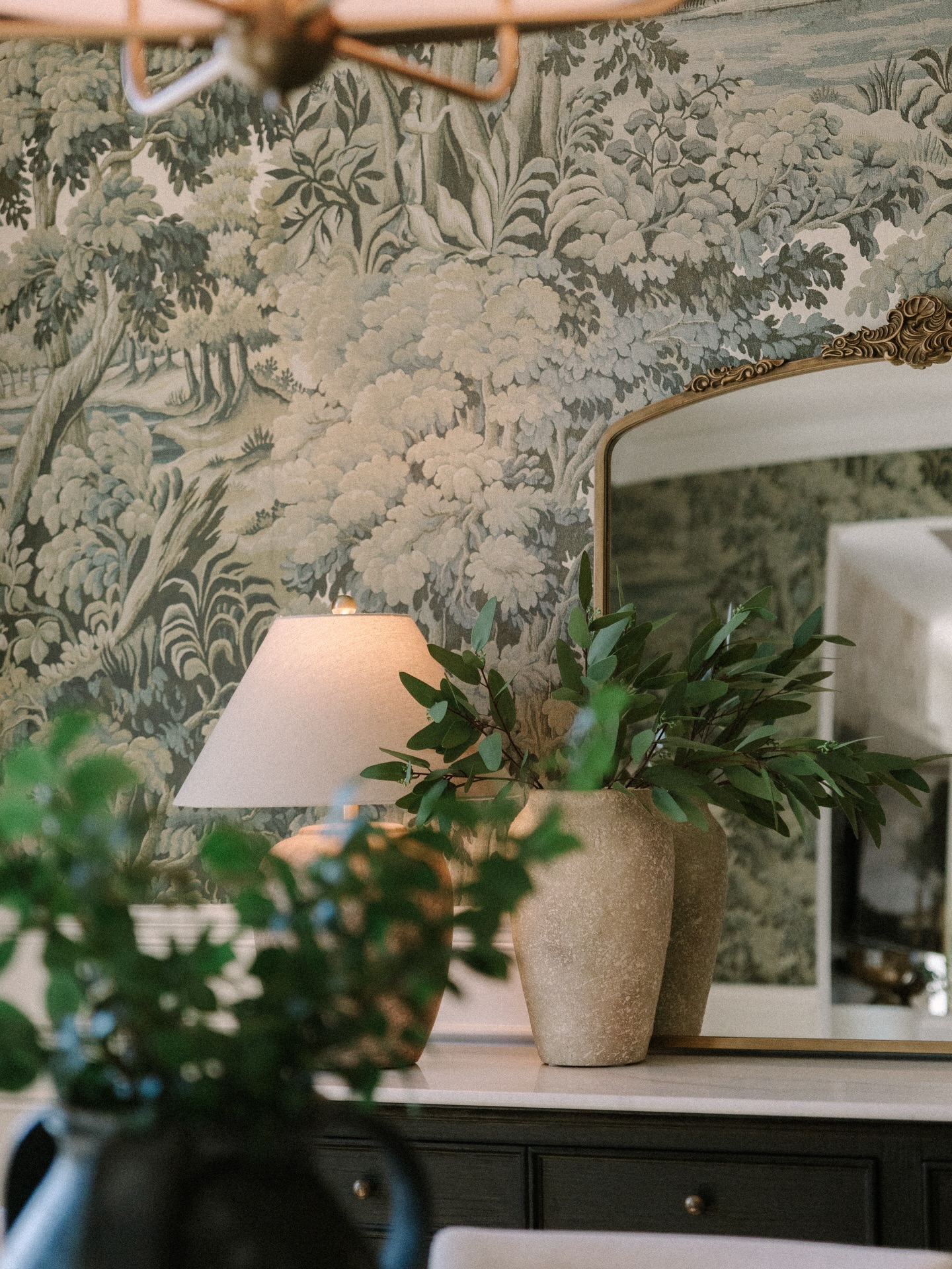 A moment for Green. For me, is never about making a statement.
It shows up in quieter ways—
through florals, materials, and the natural layering of a space.
A tone that settles in…
and makes everything around it feel more grounded. #interiordesign #quietluxury #timelessdesign #greentones #layeredinteriors europeaninspired