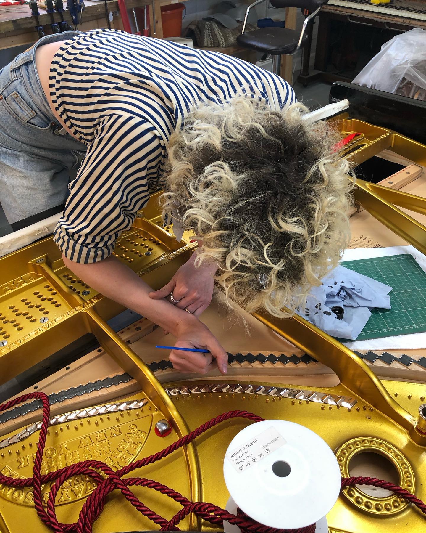 Here we have @itmesrah working on the black lead on the bridge of this Steinway, almost ready to start stringing 👊 it’s gonna be a good’un!
Lettering is next for Sarah on this project, and boy do Steinway love filling their iron frames with letters. It will take some time but worth it in the end 😎
#piano #pianotuner #pianorestorer #pianorestoration #pianoregulation #workshop #antique #antiquerestoration #letteringart
#woodworking