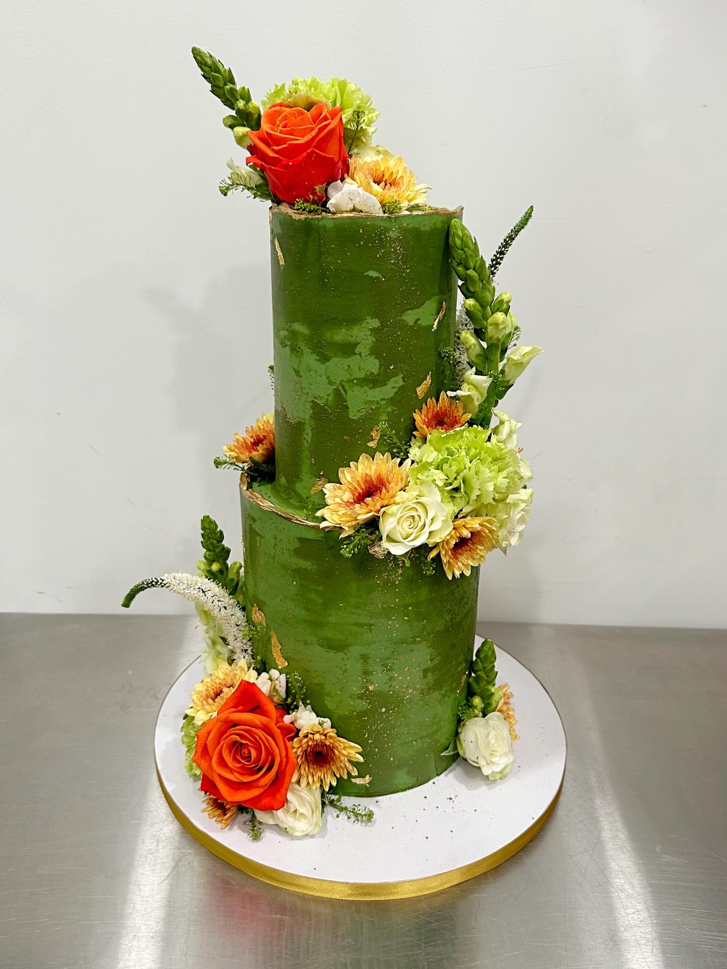 St. Patrick’s Day calls for a green cake💚
Loved this green and orange cake we made for a birthday last year. The bottom tier was a vanilla cake, with lemon curd filling, and strawberry Italian meringue buttercream. The top tier was an almond cake, with raspberry compote filling, and vanilla Italian meringue buttercream🍓🍋
#greencakes #boisecustomcakes #boisebakery #boisecakes #boiseweddings