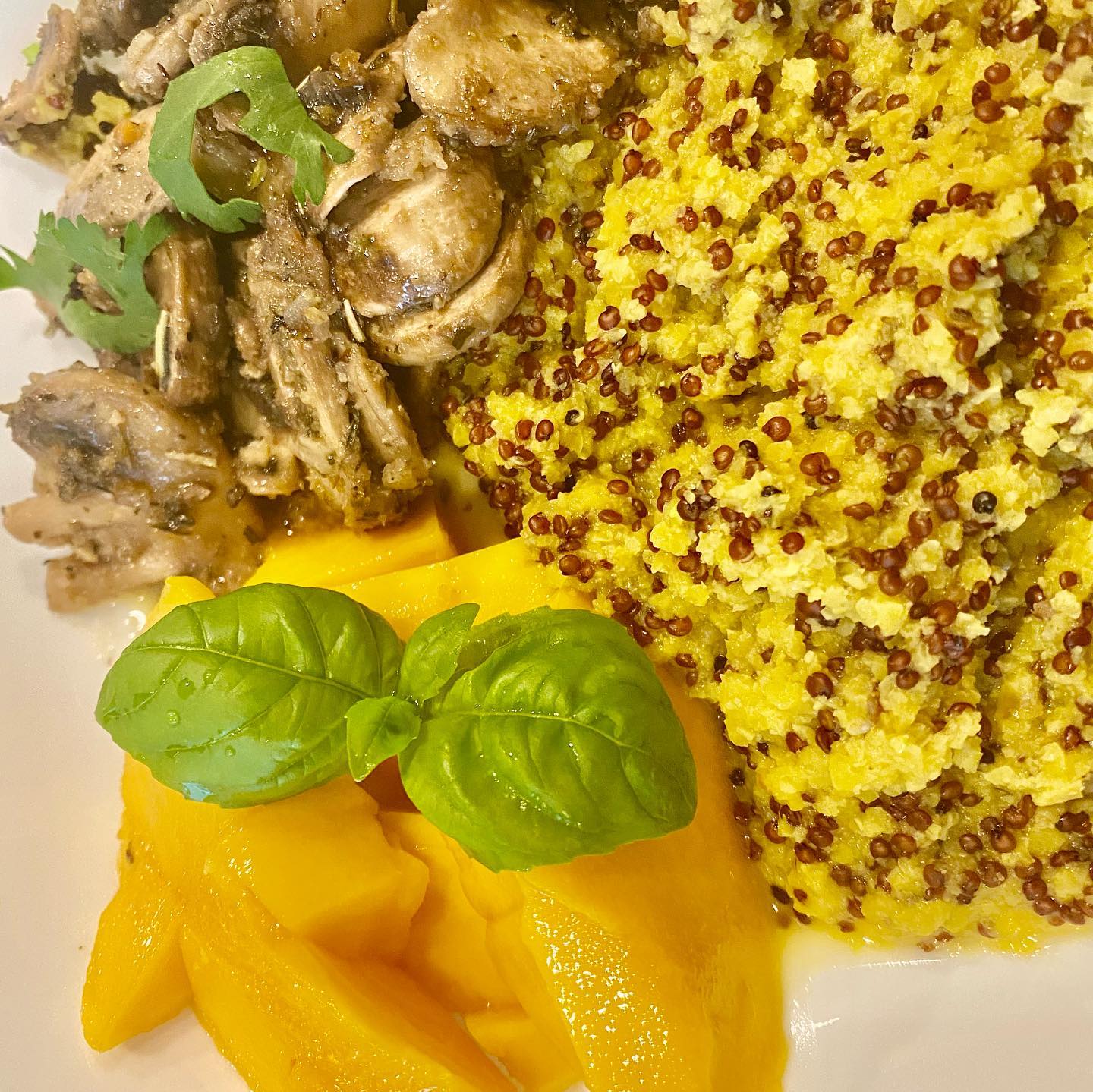 Australian Lupin bean + red quinoa pilaf, #crispy garlic thyme mushrooms and a side of mango with basil. #creative Wednesday!
#glutenfree #highprotein #aromatic #plantbased #vegetarian #theflavorstation #instantpotrecipes