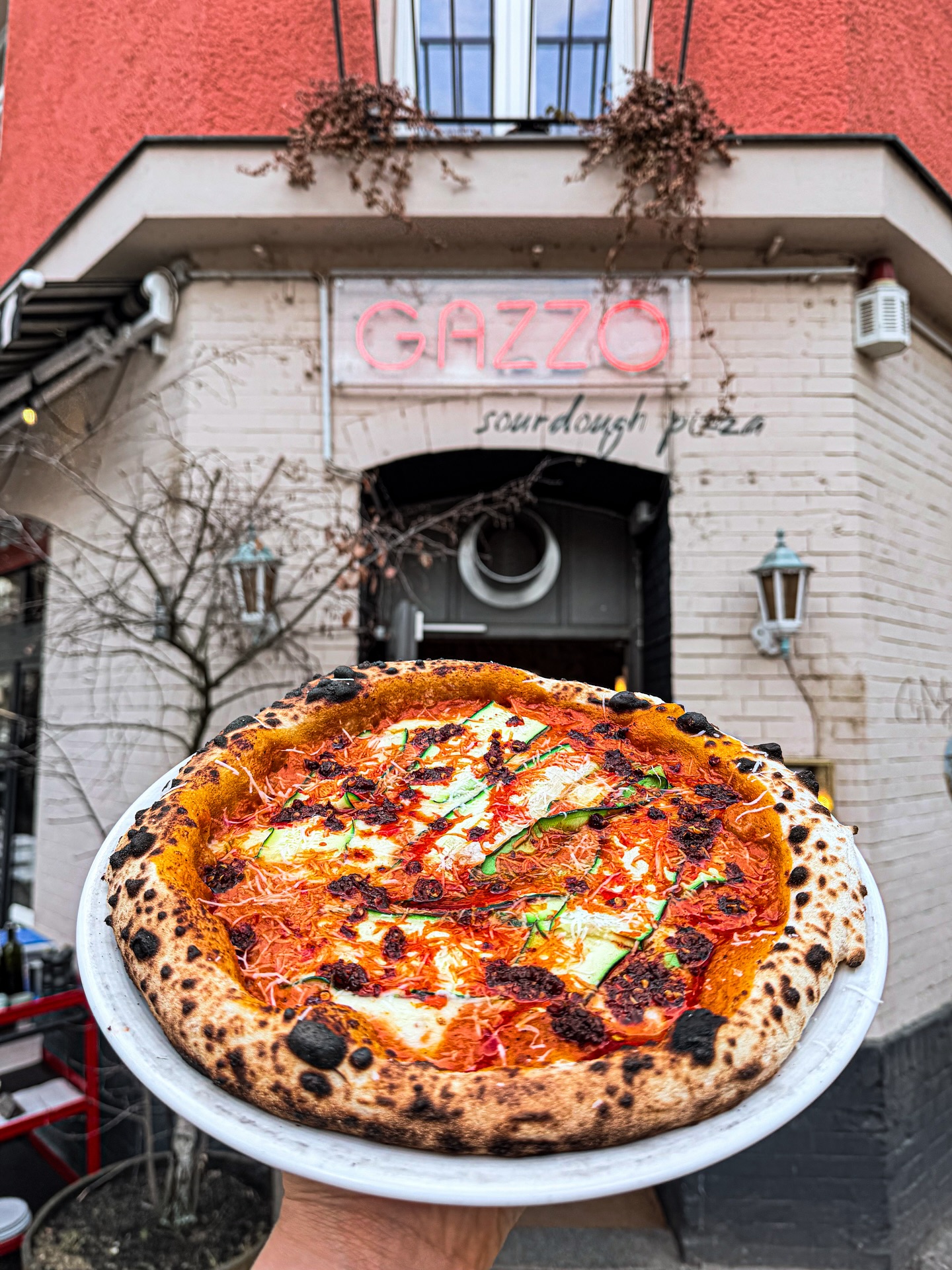 This one’s a team favorite 😍 Vodka Sauce and Zucchini special available until next week.
Vodka sauce is an Italian-American sauce, where the aromatics are cooked with vodka 🍅🍸. The alcohol helps the aromas develop, but then completely evaporates, leaving a creamy, rich sauce.
We add zucchini, pecorino and chili garlic crisp 🧄🌶️
We can also make a fully vegan version 🌱
Asparagus are coming into season, so this pizza is available until next week only ‼️