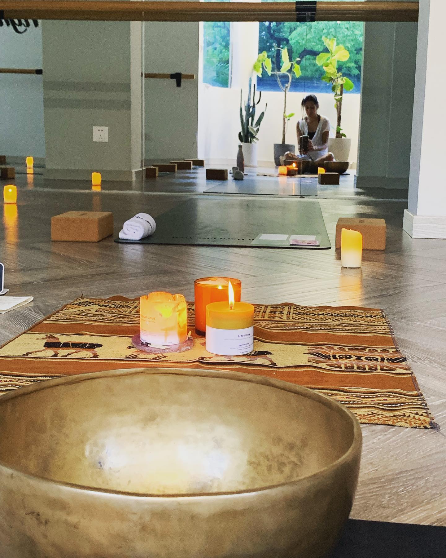 Playing my magical #singingbowls after 6 months! It reminded me how much I love and enjoy giving sessions for big groups 🥰 it fills me with energy, with joy and with more love for what I do.
Thank you @wildlifeyogahealing for co-creating this session tonight 🍂✨💓
#yinyoga #soundhealing #soundyoga #yinandsoundhealing #autumn #autumnequinox #autumnequinox2022 #autumnequinoxceremony #vibrationalcandles