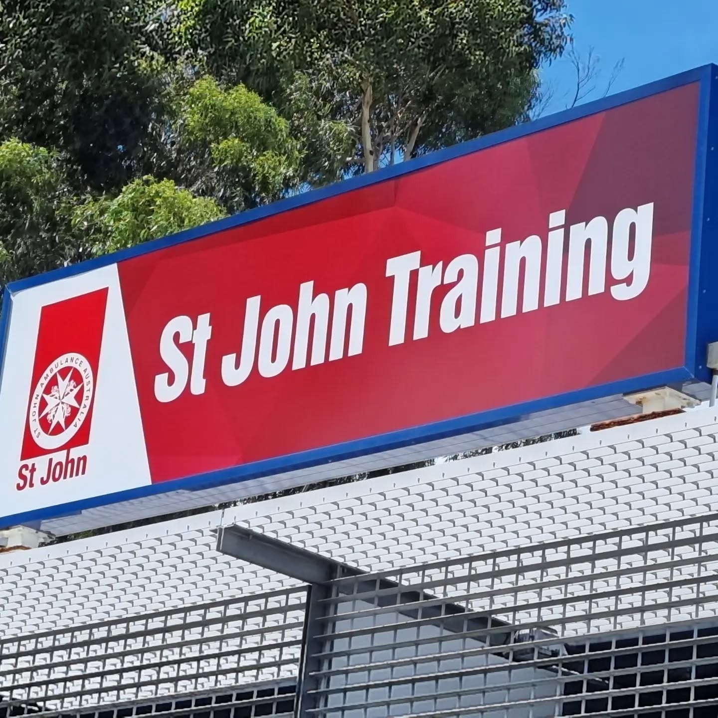 St Johns Qld Ashmore signage supply and install, installed at the start of the year, just trying to catchup, #stjohnambulance #ashmore #tradequalified #hcsigns #capalabasigns #redlandssignwriter