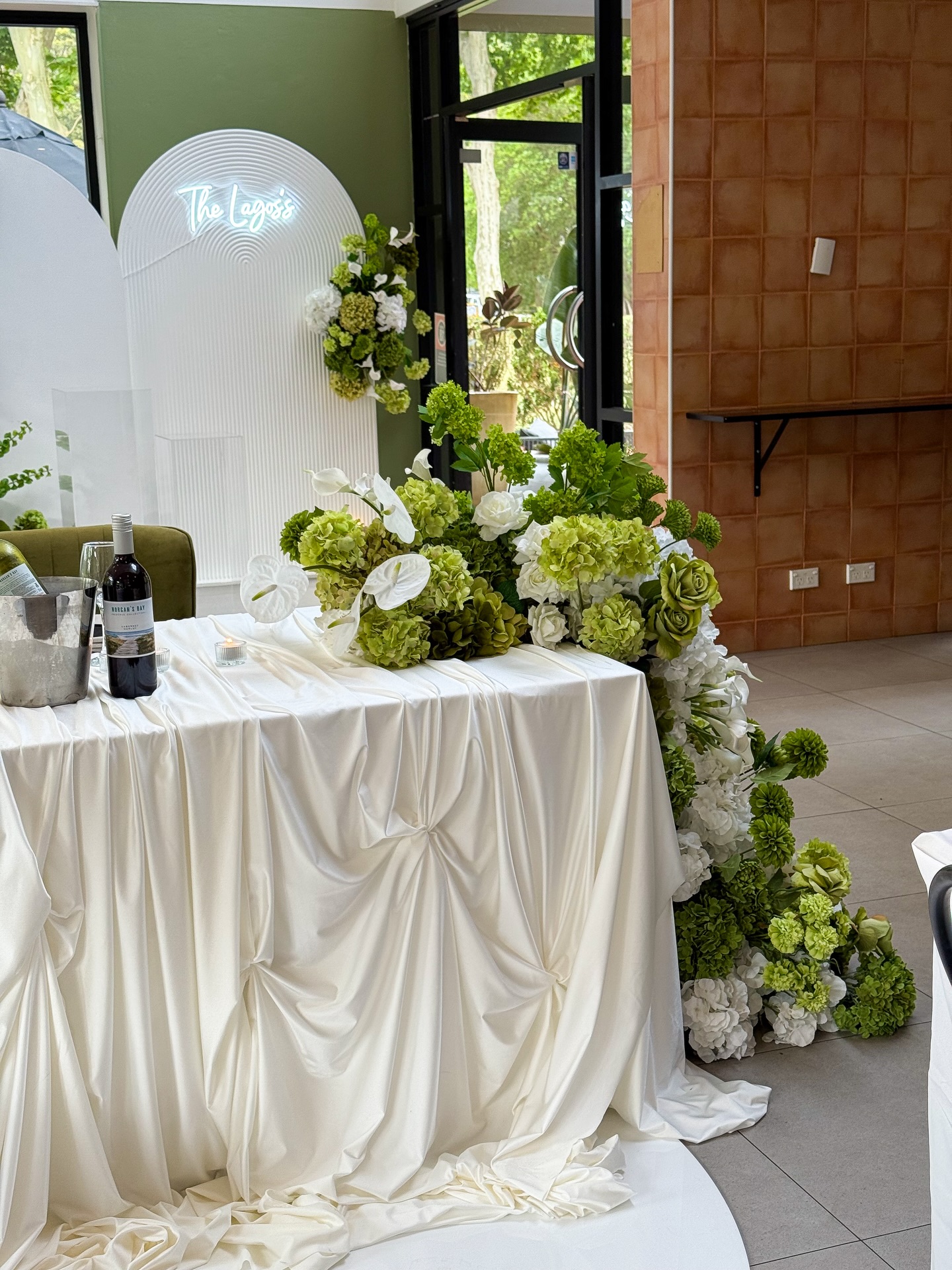 The Lagos’s 🤍
Silk florals @bloomingmoments_
Venue @cafe.gusto.botany
#silkfloralstyling #sydneyevents #eventinspo #silkflowers #silkflowerinspo