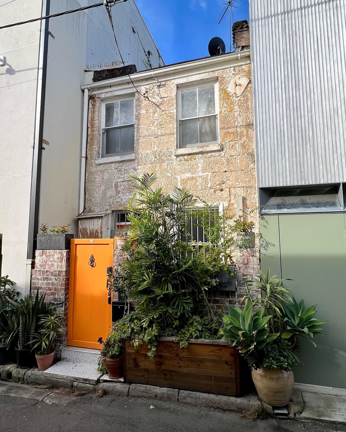 Surviving Georgian-style sandstone terrace (detached), laneway in Darlinghurst … built in the early 1850s by Edward Rawlings, a prolific developer-stonemason in the area at the time. Historic photograph, 1914, City of Sydney Archives)