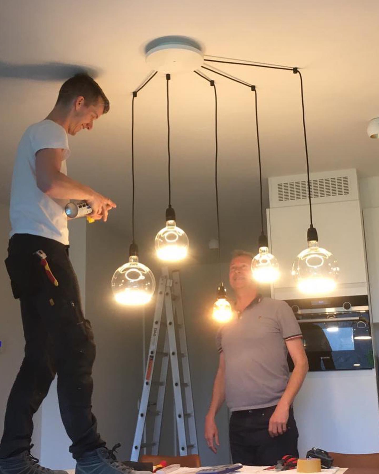 De paparazzi wist enkele beelden vast te leggen 📸 Benieuwd welke meerwaarde een knap verlichtingsplan kan bieden aan je woning? 💡 Contacteer me vrijblijvend: www.vf-professional.com