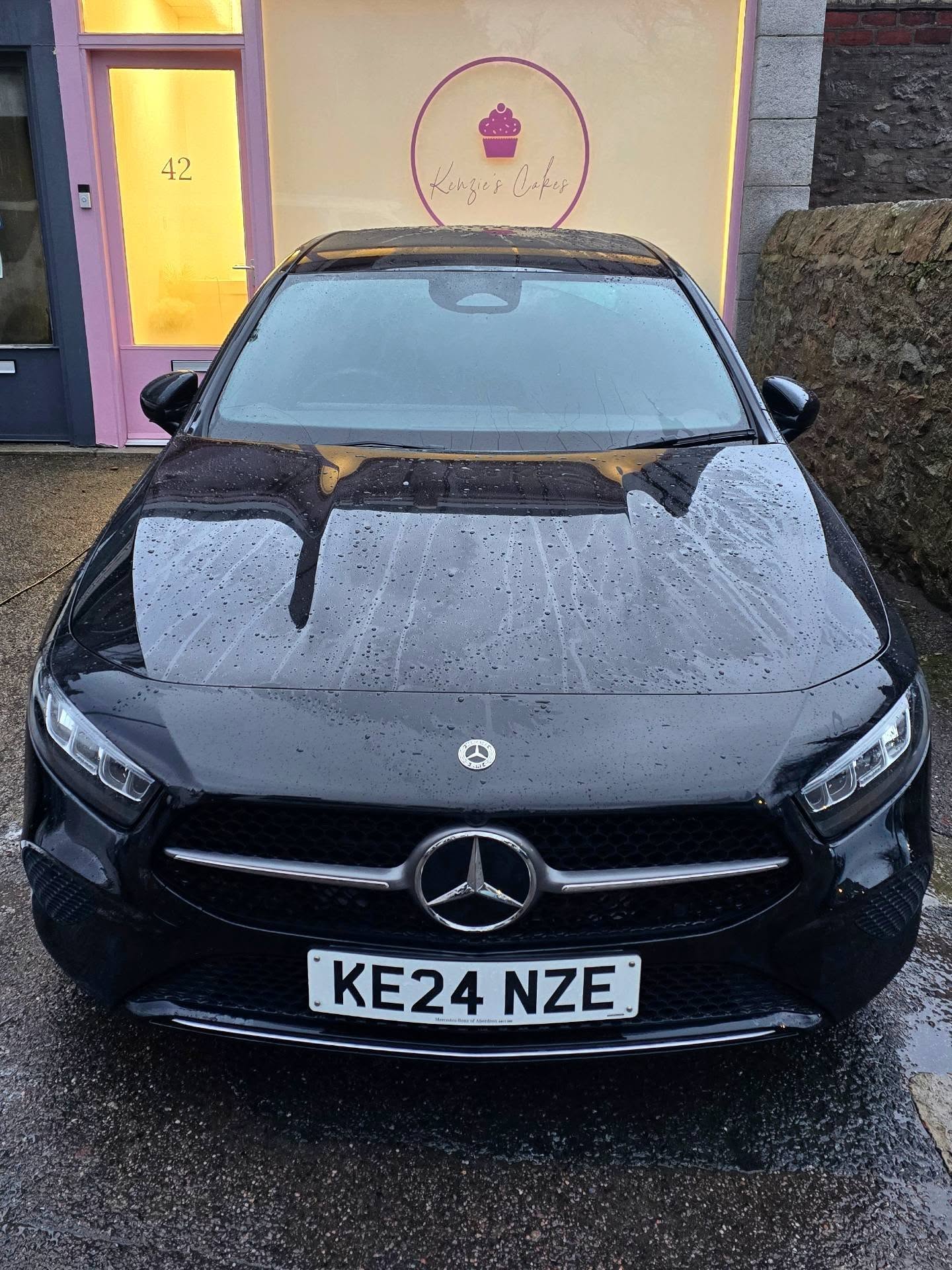 I might be a month late on the car post, but I was right on time for her Mother's Day cake order. If you need your car detailed, see me. If you need your sugar fix, see @kenziescakesaberdeen. Trust me, you won't regret it.
#mobilevaleting #cakes #mercedes #aberdeenshire
