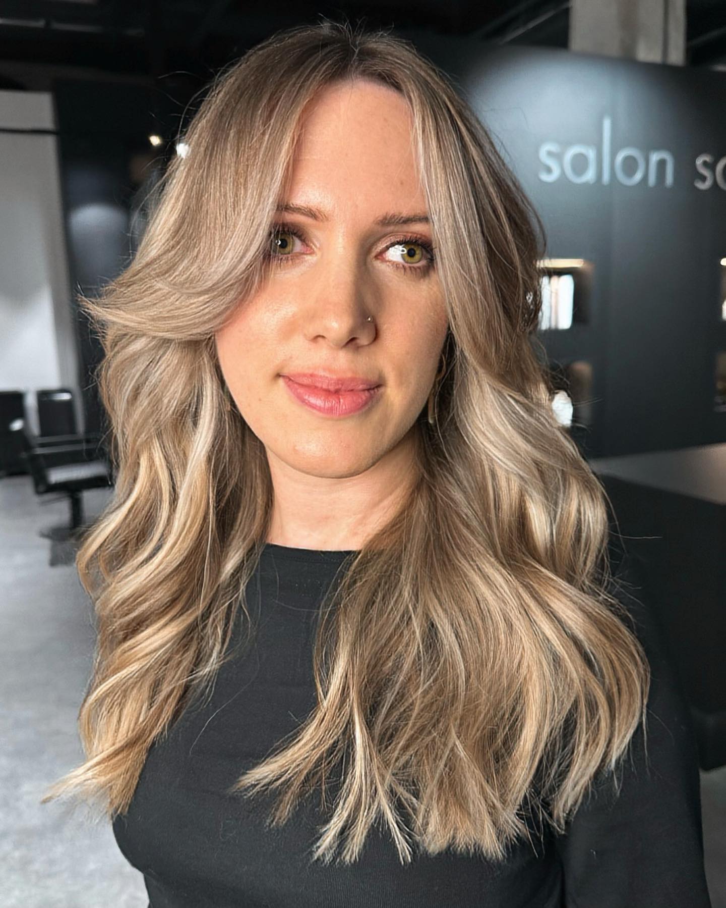 • lived-in blonde queen 👑
I mean: LOOK AT HER GLOW 😍
so in love with this look 🫶
Balayage M Paket für meine wundervolle Bianca 🫶
Shinefinity: 9/13+9/61+8/0+00/00 (25+15+15+10)
————
➪ book your glowup moment now - Link in Bio ✨
_______
🔛 folge @salonsavi
♥︎ Begleite unseren Salon Alltag für wunderschöne Haar-Makeovers
🔝 Preise & Termine findet ihr im Link in unserer Bio
—————
#hamburgfriseur #beachwaves #hamburg #hafencity #hamburghairdresser #salonsavi
#haare #friseur
#livedinblonde #blondexperte #coolblonde #blondebalayage #balayage #faceframe #vorhernachher #farbexperte #friseurhamburg #balayagehamburg #hamburgbalayage #friseurhamburg #wellabewegt #WellaPassionistas #askforwella #wellahair #wellalove #wellacolor #signatureblondes #blonde #trendlooks #shinefinity #PassionistasGlowUpChallenge @wellaprofde @wellahair
_______
*Werbung, Personen- &/o. Markenverlinkung