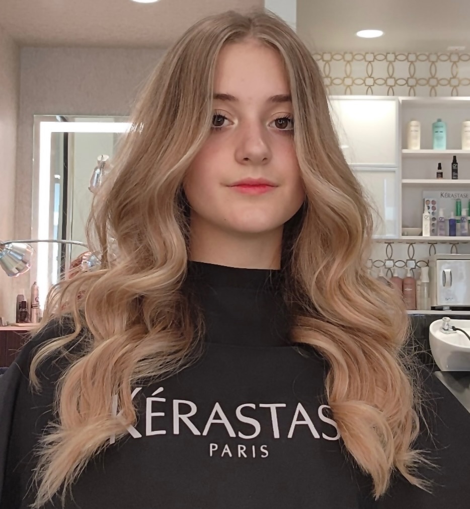 Proof that strategic blonding and a flawless blowout is all it takes
✨Swipe for the before
Color and style by @style_by_leo
#orlandoblondes #hairtransformation #orlandohairstylist #livedinbalayage #bouncyblowdry
