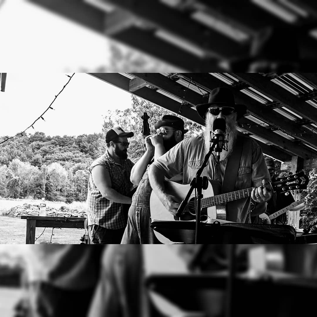 Come and get it this Sunday @thefarm_ny 4-7pm in Montgomery, NY!!
Of course with being "Saturday sinners and Sunday saints," the Boys will be sure to throw in some Gospel Bluegrass, rich in family harmonies!!
Come and get it!
#drinkmorecorn #thefarm #twinponds #montgomeryny #hudsonvalleymusic #hudsonvalleyny #cornmaze