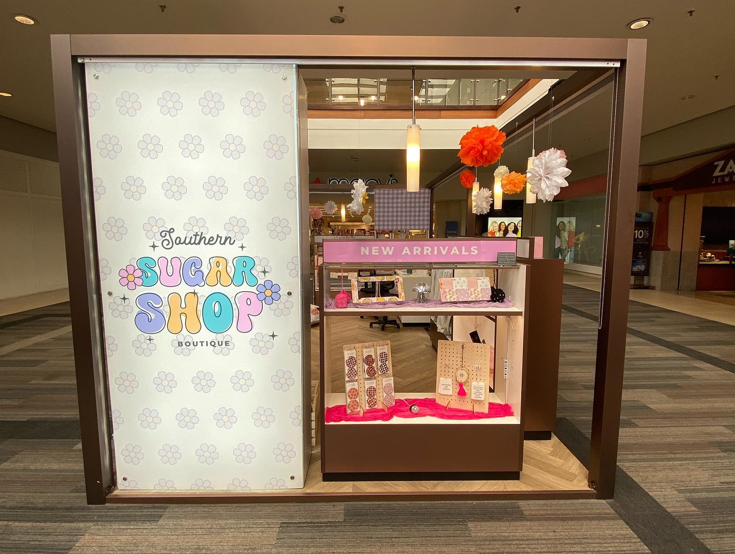 This project in Haywood Mall involved upfitting existing lighted cabinets with new translucent faces. Many thanks to @southernsugar.shop for the opportunity to help them get opened in their new spot!
#acrylicsign #signmakers #lightedsign #thesignforce