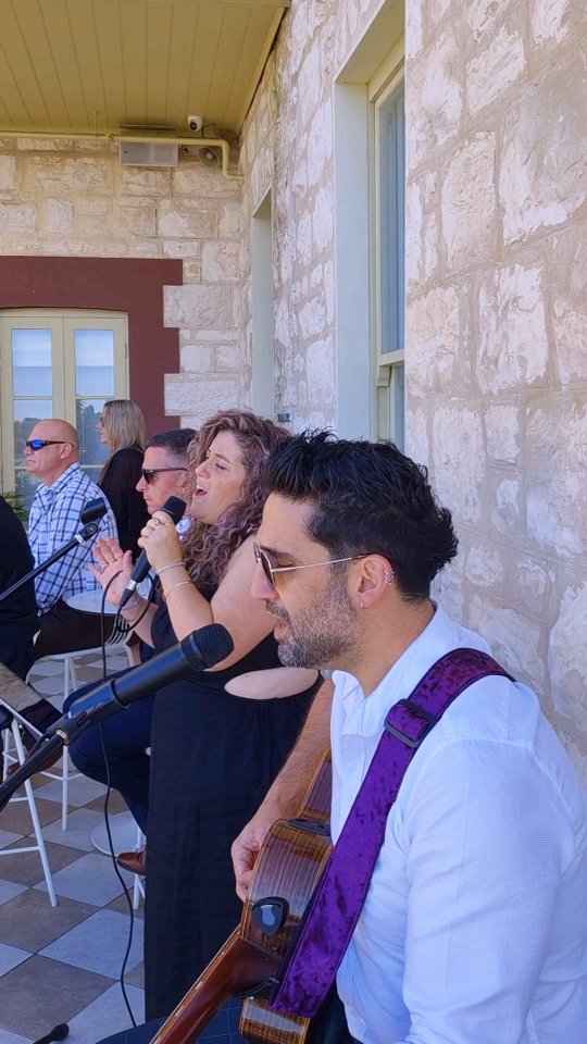 The sweet sounds of Alysha & Beau's wedding ceremony, with @laurenglezer ❤️
.
.
.
@lachlanchatfieldphotography
@weddingsbydanielleemily
@continentalsorrentoweddings