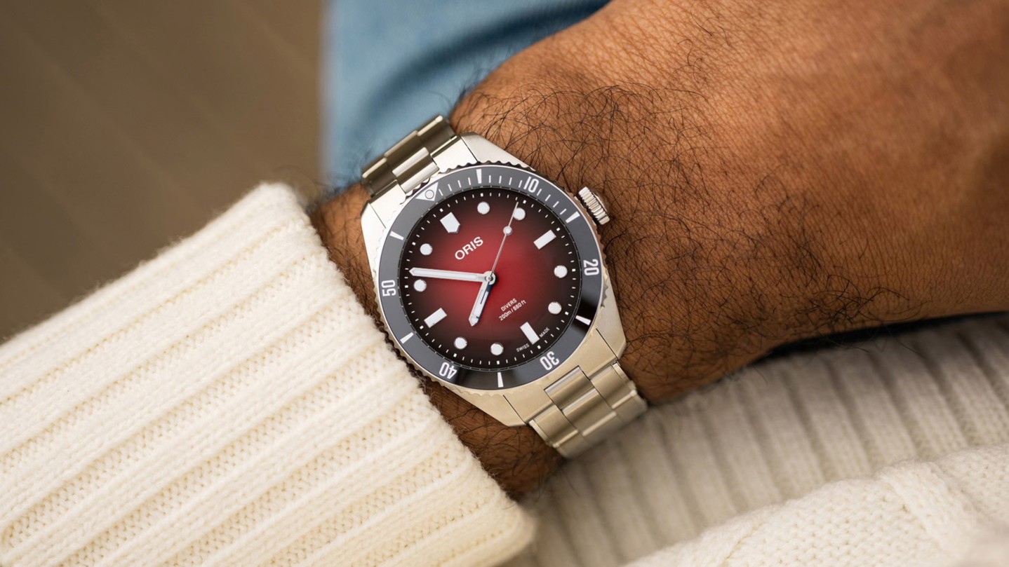 🌊🔥 Limitierte Power am Handgelenk.
Oris Divers X Redbar Limited Edition II
Ref. 01 733 7795 4018-Set
Markantes Design, kompromisslose Funktionalität und echte Sammler-Exklusivität.
Diese limitierte Edition vereint die DNA einer professionellen Taucheruhr mit der Leidenschaft der RedBar-Community.
Automatikwerk, robuste Bauweise und klare Ablesbarkeit – gemacht für Abenteuer über und unter Wasser.
Jetzt entdecken – solange verfügbar.
#Oris #DiversX #Redbar #LimitedEdition #SwissMade #DiveWatch #WatchCollector