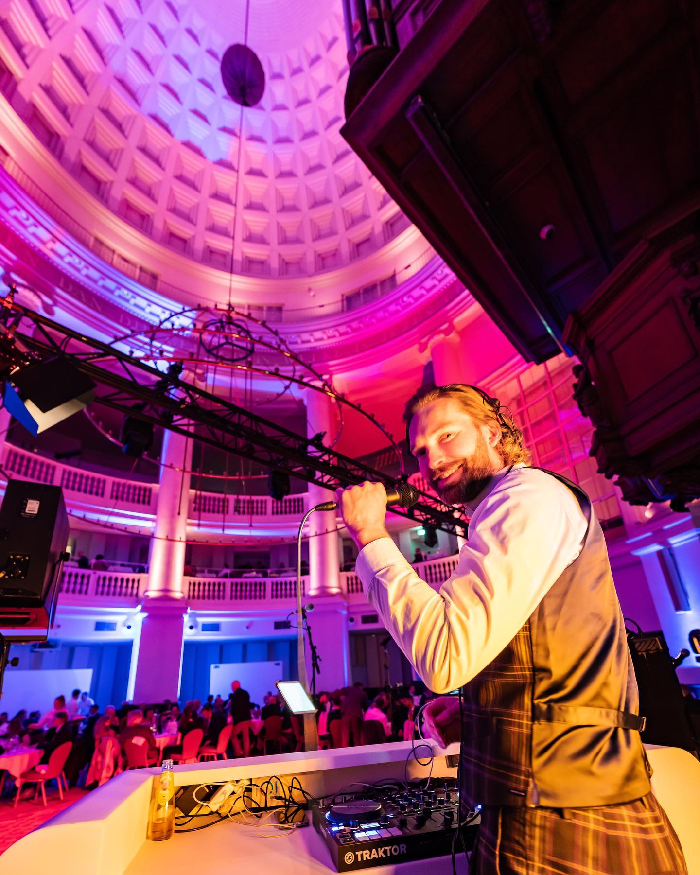 A good way to spice up your wedding or event is to combine me with other musicians. 🎷🎤🎻 From the ceremony, to the reception, to the time to party, I have many suggestions to fit the right mood for your event. Scroll for some examples of weddings with other musicians