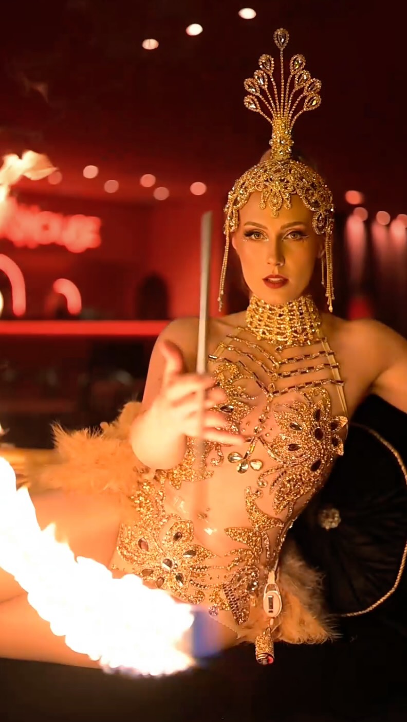 Check out my hot new sizzle reel for my fire eating act🔥💋
What do you think I should called this act? And should I change my name to Becky Blaze?🔥❤️🔥
Filmed behind the velvet curtains of the gorgeous new cabaret venue @pipersplayhouse.crown in @crownmelbourne
❤️🔥❤️🔥❤️🔥
#showgirllife #fireperformer #stageperformer #fireeating #burlesque