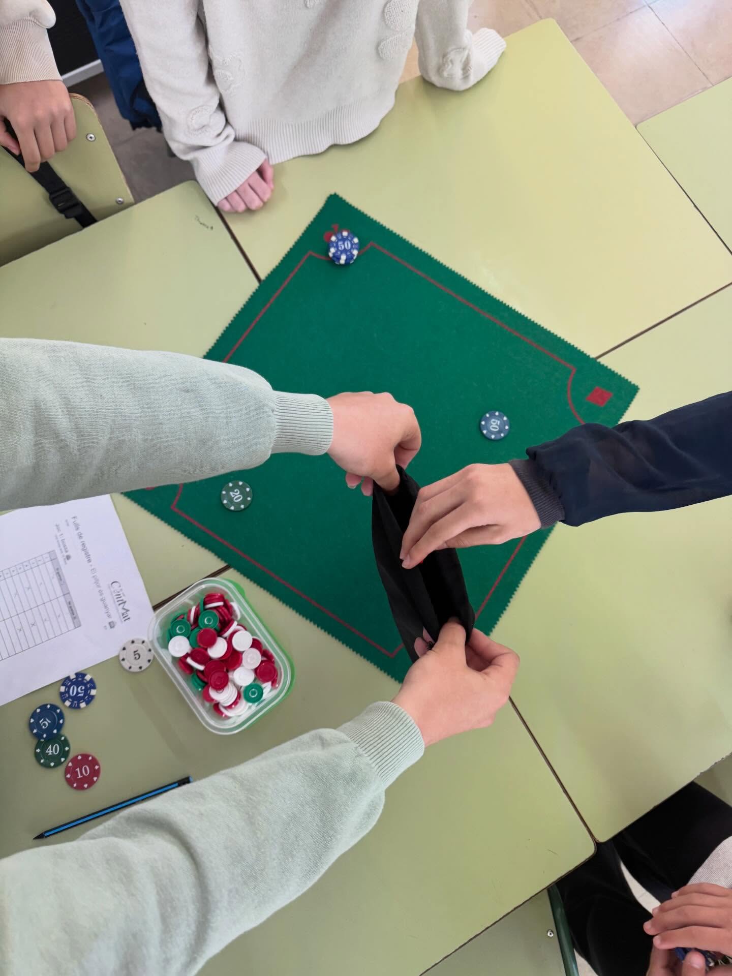 L’alumnat de 6è ha participat en el taller “El pitjor és guanyar” de @centmat_ centrat en els jocs d’atzar.
A través de diferents activitats, han pogut entendre com funcionen aquests jocs, quin paper hi juga la probabilitat i, sobretot, prendre consciència dels riscos que comporten.
Una proposta molt interessant per aprendre matemàtiques d’una manera significativa i connectada amb la vida real.
⚠️ No tot el que sembla sort… ho és.