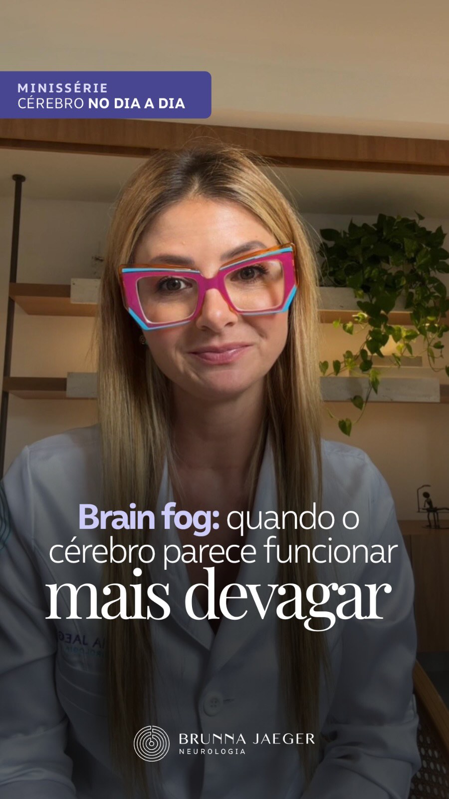 A sensação de “mente nublada”, dificuldade de concentração ou pensamento mais lento tem sido cada vez mais descrita como brain fog.
Embora não seja um diagnóstico médico específico, esse termo costuma refletir alterações transitórias na eficiência cognitiva, frequentemente associadas a fatores como:
• privação de sono
• estresse crônico
• sobrecarga de estímulos
• alterações hormonais
• fadiga mental
Na maioria das vezes, não representa uma doença neurológica estrutural.
O cérebro é extremamente sensível ao contexto em que está funcionando — e pequenos ajustes no estilo de vida podem fazer grande diferença na clareza mental.