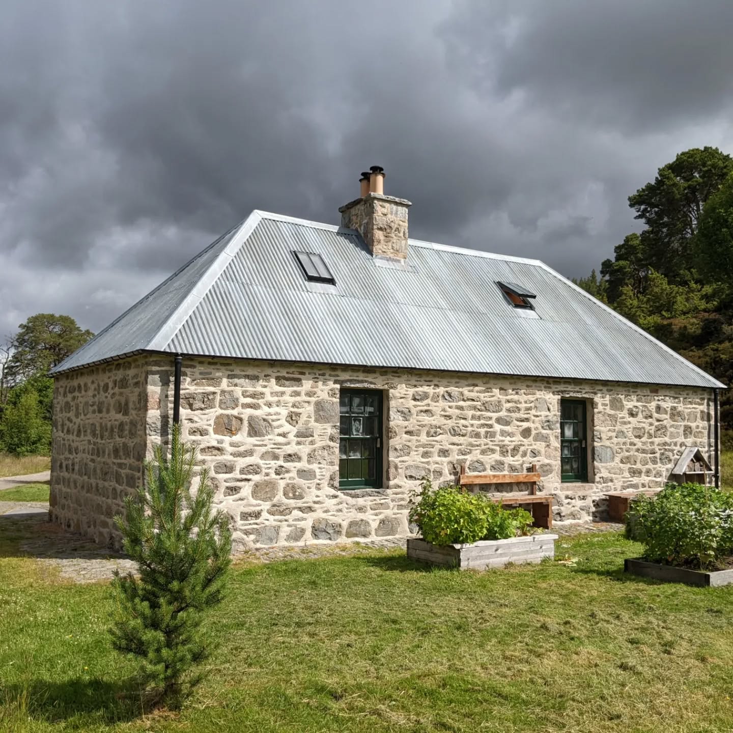 On a wild and windy weekend part two of my summer highlights , a walk through beautiful #glenfeshie up to #ruighaiteachain #bothy #geoffallan #scottishbothybible #scottishbothywalks #visitcairngorms #grannypines #glenfeshieestate #mountainbothyassociation #bothies #bothylife #raisedbeds #sunripetomatoes #blackcurrents #beehotel
