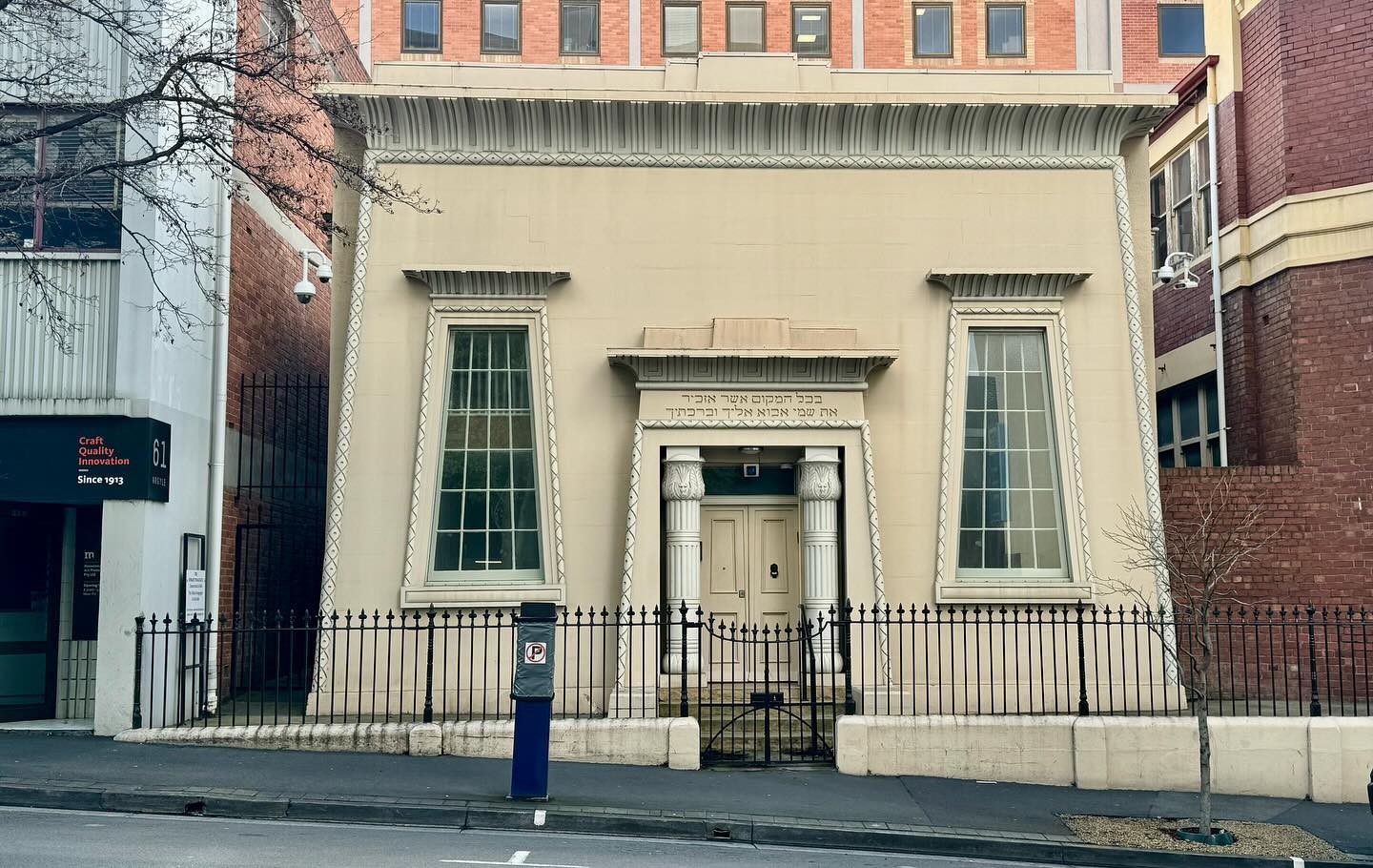 One of the many perks of fieldwork in Hobart—i finally got to photograph its Victorian ‘Egyptian’ Revival-style Synagogue (1845) ... without a car in front. Battered stuccoed facade, tapered windows, and carved pillars with lotus capitals (once gilded), all surmounted by a bold cavetto cornice.
Never a loud ‘alternative’ idiom in 19th-century Australia (its influence is more detectable within some grander interior), it did get employed for a handful of 1840s synagogues. The symbolic link (one presumes) is the ancient Jewish captivity in Egpyt. The architect in Hobart was the pardoned Scottish convict James Alexander Thomson (1805-60), who carved himself out a new life in the antipodes. Now Australia’s oldest synagogue.
Last image—Libraries Tasmania (1900)