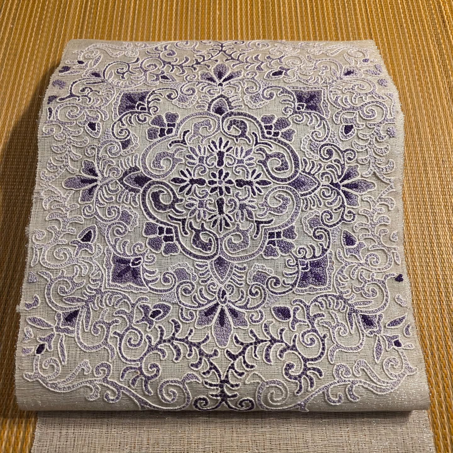 【袋 帯】(相良刺繍)
これから暖かくなると、
この様な透け感のある、軽くてお洒落な帯をつけたいですね♪♪
★お問い合わせ
NAOTAKE呉服店
➿0120-471-529
https://www.naotakegofuku.com/
電話、LINE、DM、MAIL、等でお問い合わせください、
#袋帯
#西陣織
#相良刺繍
#正倉院華紋
#お茶席
初釜
表千家
裏千家
茶道
お茶会
きもの展示会
展示会
着物
きもの
袋帯
老舗
御用職人
西陣織
京都
袋帯
名古屋帯
鎌倉の呉服屋
藤沢の呉服屋
横浜の呉服屋
きもの屋さん
きもの屋
きもの着付
着付
きものでお出かけ
きもの好き
着物好き