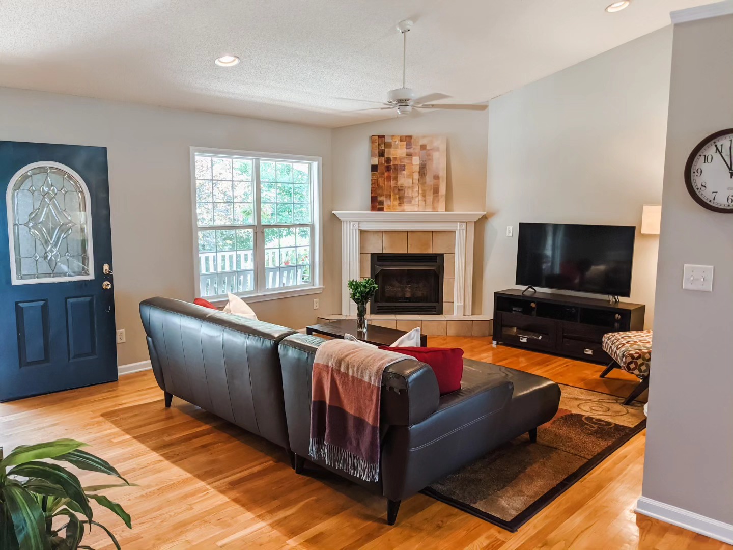 LESS IS MORE
…when it comes to staging your home to sell! 🏡
You don’t need to start from scratch or bring in a ton of high end furniture to stage your home. But most homes could seriously benefit from paring down the furnishings already in them. (Swipe for the before)
One of the easiest and most affordable things you can do when preparing your home to sell, is strategically remove furniture pieces and declutter. Easy, affordable, and helps you highlight what you have. Win. Win. Win. 🙌
Selling a house and want a customized checklist of priority action items to make it shine? Consider booking a Home Staging Consultation. This service is perfect for real estate professionals with listings that could benefit from a little TLC or homeowners that want expert advice as they prepare their home to sell. Link in Bio
#homestagingsells #lessismore #ashevillehomestaging #ashevillerealty #highlightwhatyouhave #828isgreat