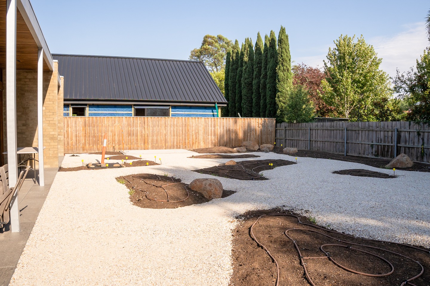 Low-maintenance landscaping done well starts with the right materials and a clear plan. The gravel, soils, boulders and irrigation supplies for this project were all sourced through Macedon Nursery & Garden Supplies.
#macedonrangesgardens #lowmaintenancegarden #landscapesupplies