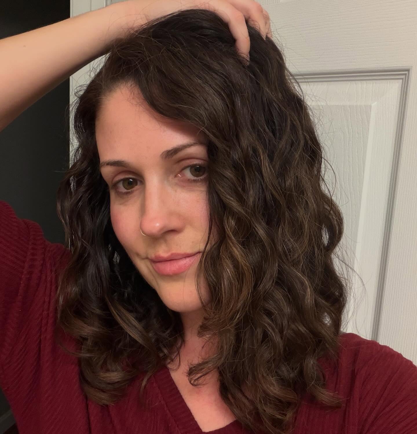 This is my natural texture.
No brush styling. No scrunching. No pixie diffusing.
Just wash, condition, detangle + @ilesformula_hair Curl Revive.
I LOVE seeing so many people embrace their curls lately. Truly. Itâs beautiful. But if Iâm being honest⌠I think somewhere along the way, we may have overcomplicated it.
Routines got longer.
Product lists got bigger.
Expectations got higher.
And for a lot of people? All that effort lasts a day⌠maybe two.
Hereâs the thingâmy curls arenât super glossy or ultra-defined. They never have been. Thatâs not the hair I have, and thatâs okay.
Not every curl needs to look âperfectâ to be good.
A lot of us started wearing our natural texture because blowouts felt like too much work⌠and somehow we ended up right back there again, just in a different way.
So consider this your permission slip:
your hair doesnât have to be styled to the max to be worthy.
Sometimes letting your hair just be your hair is enough đ¤
#curlyhair #naturalcurls #curlspecialist #lowmaintenancehair #lessismore