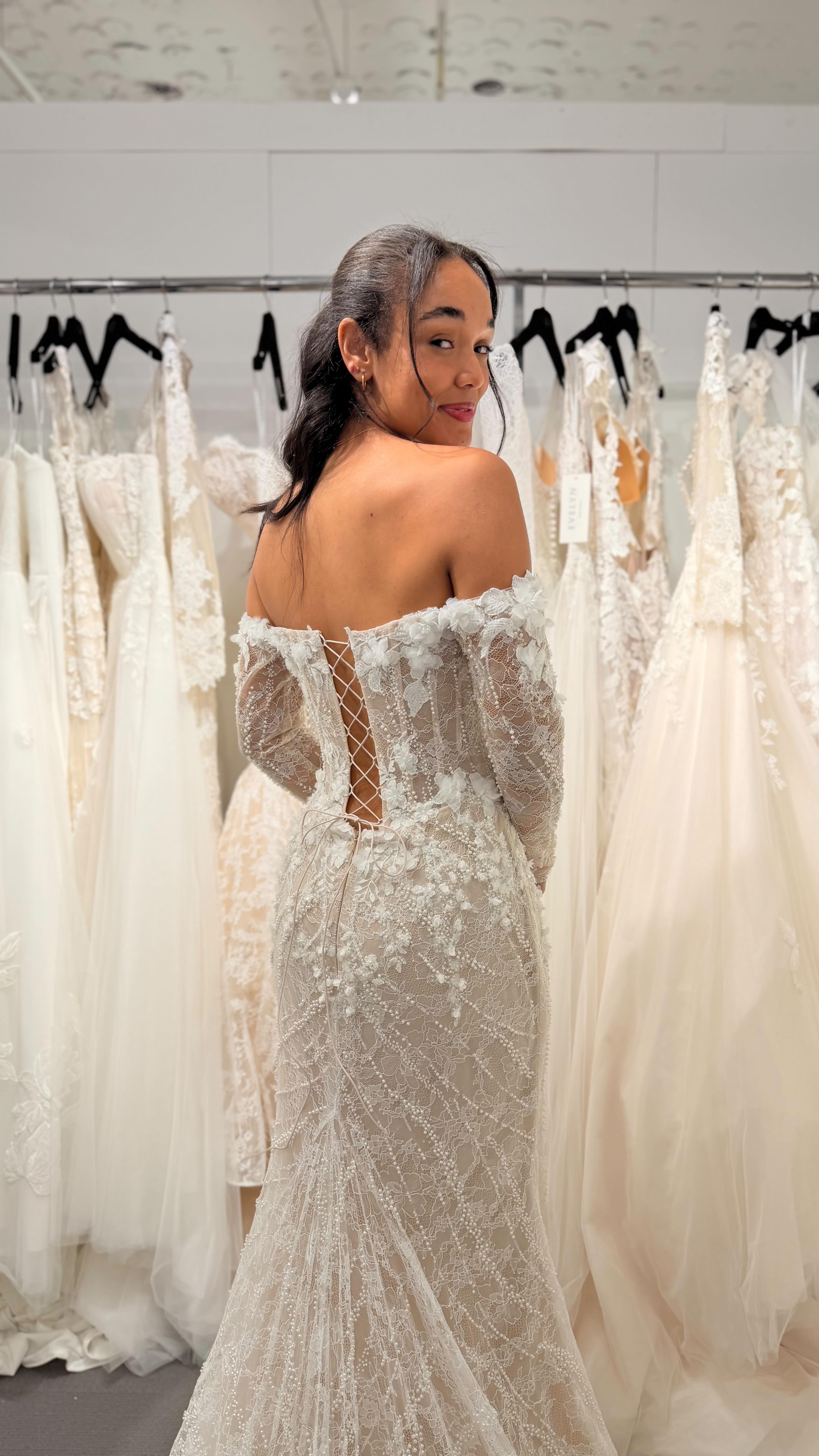 Lace-up backs + bateau necklines = everything right now 🤍
Guinevere | K2652