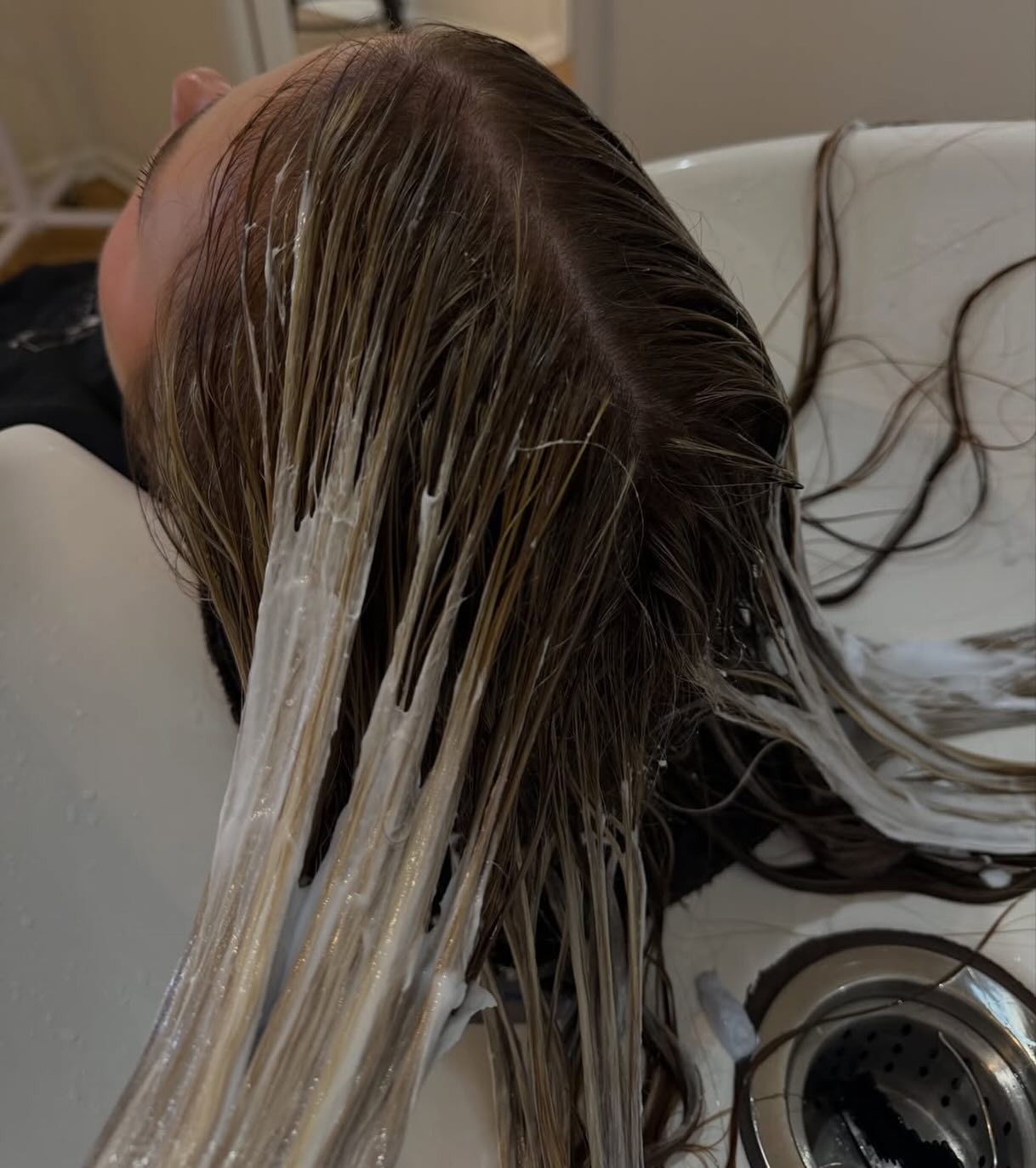 A little behind the scenes at the bowl 🤍
@hairprincessmia went in with a wet balayage here to break up some of that warmth and buildup and get her looking cleaner + brighter without overdoing it. It’s one of those little in between steps that makes a big difference in the final blonde ✨
Going lighter for spring doesn’t have to fry your hair, it’s all about working smarter and keeping the integrity of your hair first always
If your blonde is feeling dull or brassy and you want to freshen it up, you know where to find her 💌