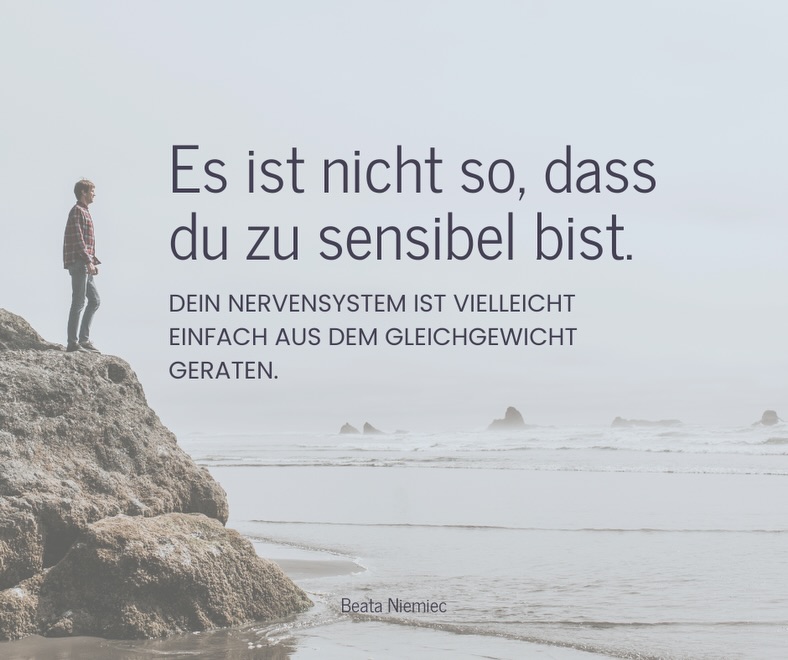 Du bist nicht zu sensibel.
Dein Nervensystem ist einfach überlastet.
Wenn du über lange Zeit wachsam sein musstest, funktionieren, dich anpassen, Stimmungen anderer spüren und schnell reagieren, dann speichert dein Körper genau diesen Zustand.
Und selbst wenn heute alles in Ordnung ist, reagiert dein System oft noch so, als wäre die Gefahr immer noch da.
Das beginnt oft früher, als du denkst.
Schon als Kind kann man lernen, die Atmosphäre zu scannen, Emotionen anderer zu lesen, sich anzupassen und die eigene Bedürfnisse zurückzustellen.
Es muss nichts „Großes“ passiert sein.
Manchmal reicht ein Umfeld mit viel Spannung, Unruhe
oder einfach zu wenig Raum für dich.
Das Nervensystem lernt dann besser in Bereitschaft bleiben.
Und irgendwann fühlt sich dieser Zustand normal an.
Vielleicht merkst du es daran, dass du nicht richtig abschalten kannst, viel nachdenkst, innerlich angespannt bist,
oder das Gefühl hast, immer noch mehr leisten zu müssen.
Kommt dir das bekannt vor?
Es muss nicht so bleiben.
Das Nervensystem kann wieder lernen sich zu regulieren.
Alte Muster können sich verändern.
In meiner Arbeit verbinde ich Coaching und Hypnose,
um genau dort anzusetzen, wo diese Reaktionen entstanden sind.
Oft spüren meine Klientinnen schon nach der ersten Sitzung
mehr Ruhe und eine spürbare Veränderung.
Wenn du das für dich anschauen möchtest, melde dich gerne für ein unverbindliches Erstgespräch.
Info@holistictouch.net
Deine Beata 🤍
#blockadenlösen #unterbewusstseinstärken #hypnosecoaching #persönlichkeitsentwicklung