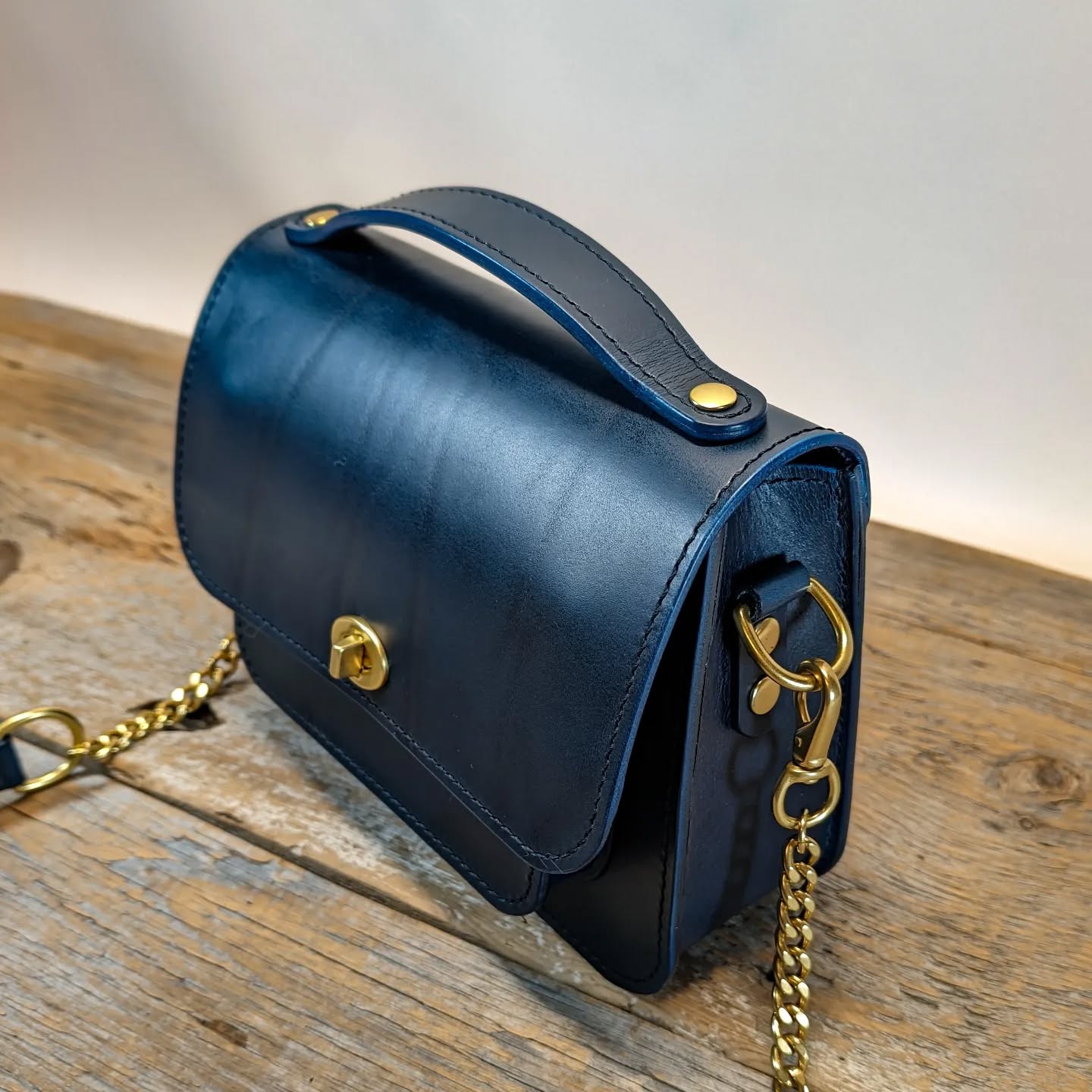 A Caroline in Blue Buttero with midnight blue matching stitching. The interior is lined with black leather and a blue floral fabric. Hardware is solid brass.
#handcrafted #saddlestitched #handstitched #leatherwork #leatherpurse #leatherhandbag #crossbody #leathercrossbody @buckleguycom @buyleatheronline