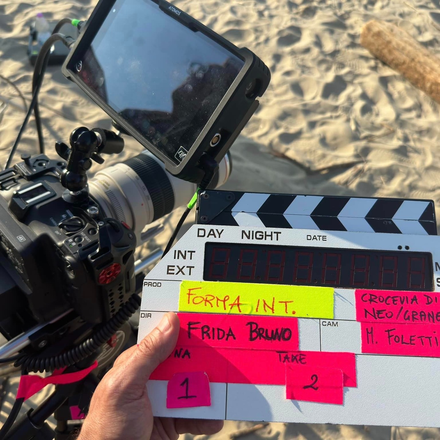 Backstage "Il granello, Crocevia di un neo" Prodotto da Beppe Barone, Ruggero Gabbai e Chiara Passoni (Forma International)
regia Frida Bruno, fotografia Massimo Foletti, suono Tiziano Crotti.