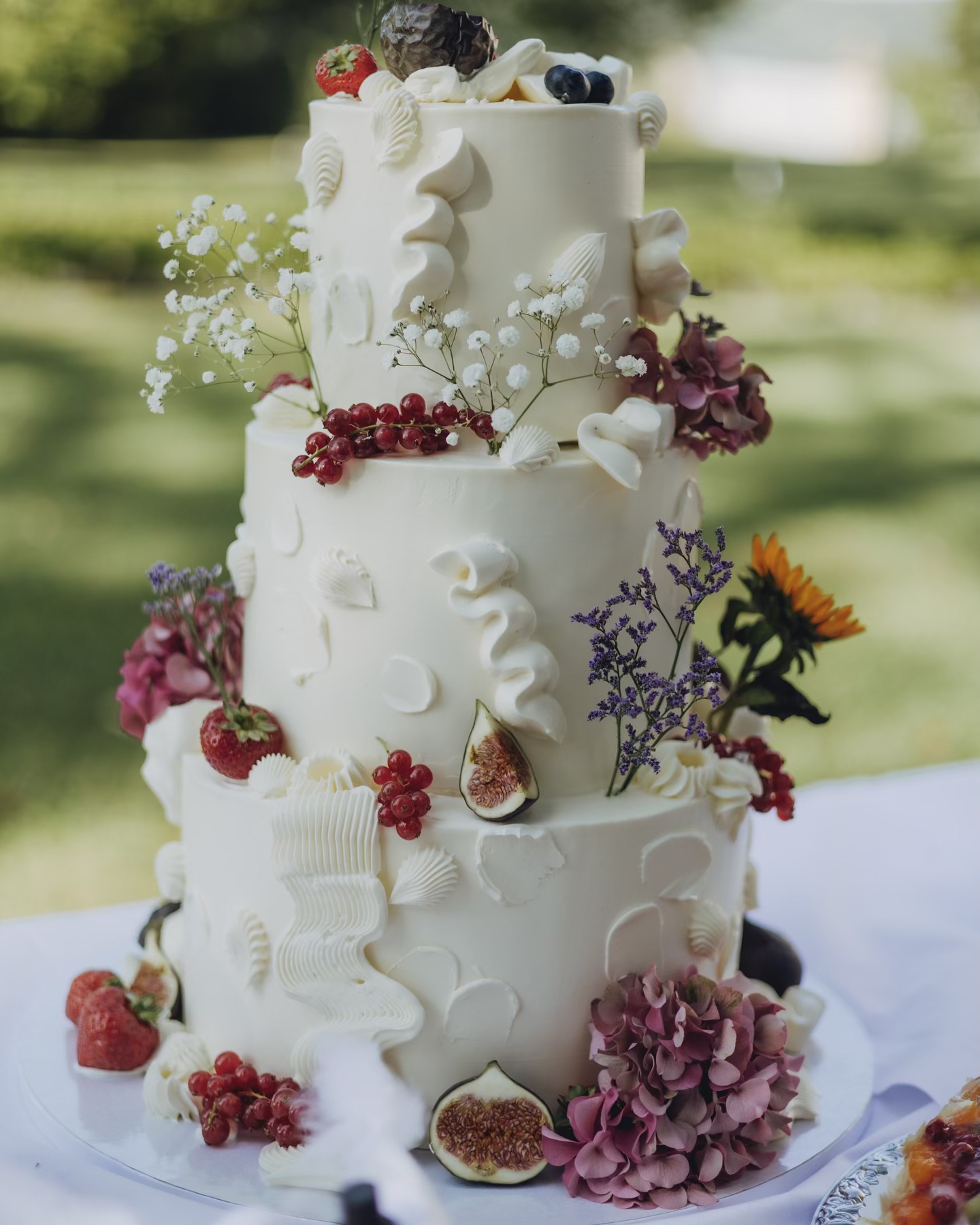 summer weddingcake ☀️🌼🌸🍓🍋🫐🍋🟩
Alle Anfragen für Hochzeiten 2025 nehme ich gerne schon entgegen.
Infos die ich von euch brauche findet ihr im Highlight „Anfrage 2025“.
Mail an: info@juliasitter-patisserie.de
Location: @schlossjaegersburg
Catering: @landgasthoflahner
Fotografie: @aneyeonart_photography
#bridetobe2025 #wedding2025 #heirateninfranken #hochzeitstorte #konditorei #patisserie #juliasitter_patisserie