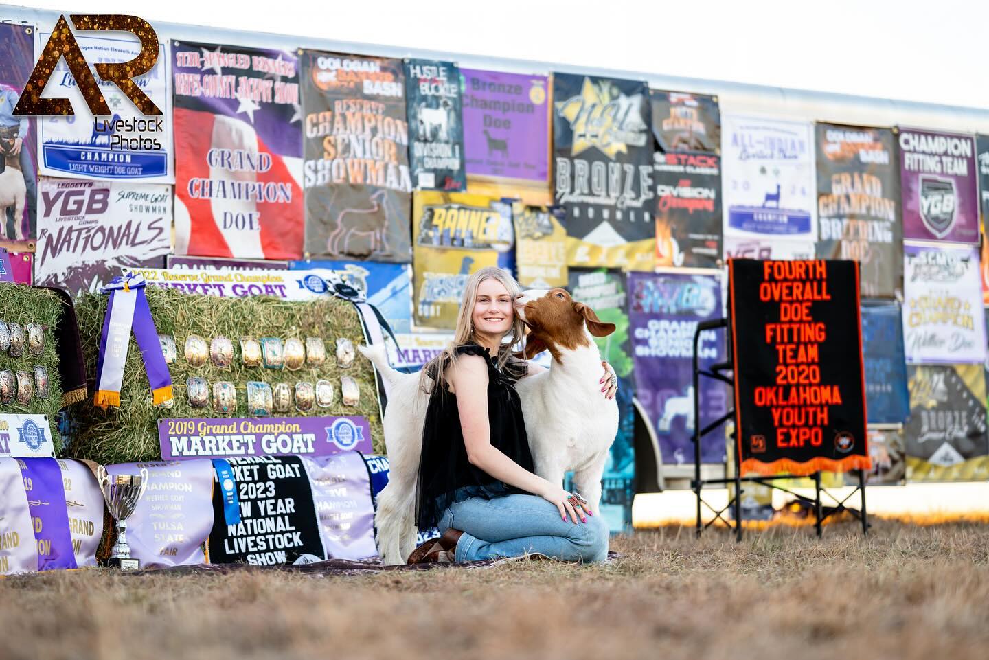 Cᴏᴜʀᴛɴᴇʏ Bʟᴀɢɢ | 2024 Sᴇɴɪᴏʀ 🎓
Portrait sessions are the perfect way to commemorate the end of your show career! Courtney’s session involved her show animals with lots of banners, confetti and pink smoke to showcase her personality perfectly💕
📸Now booking Summer & Fall portrait sessions. Reach out to me for a quote ⬇️
ALEXISRADUNLIVESTOCKPHOTOS.COM