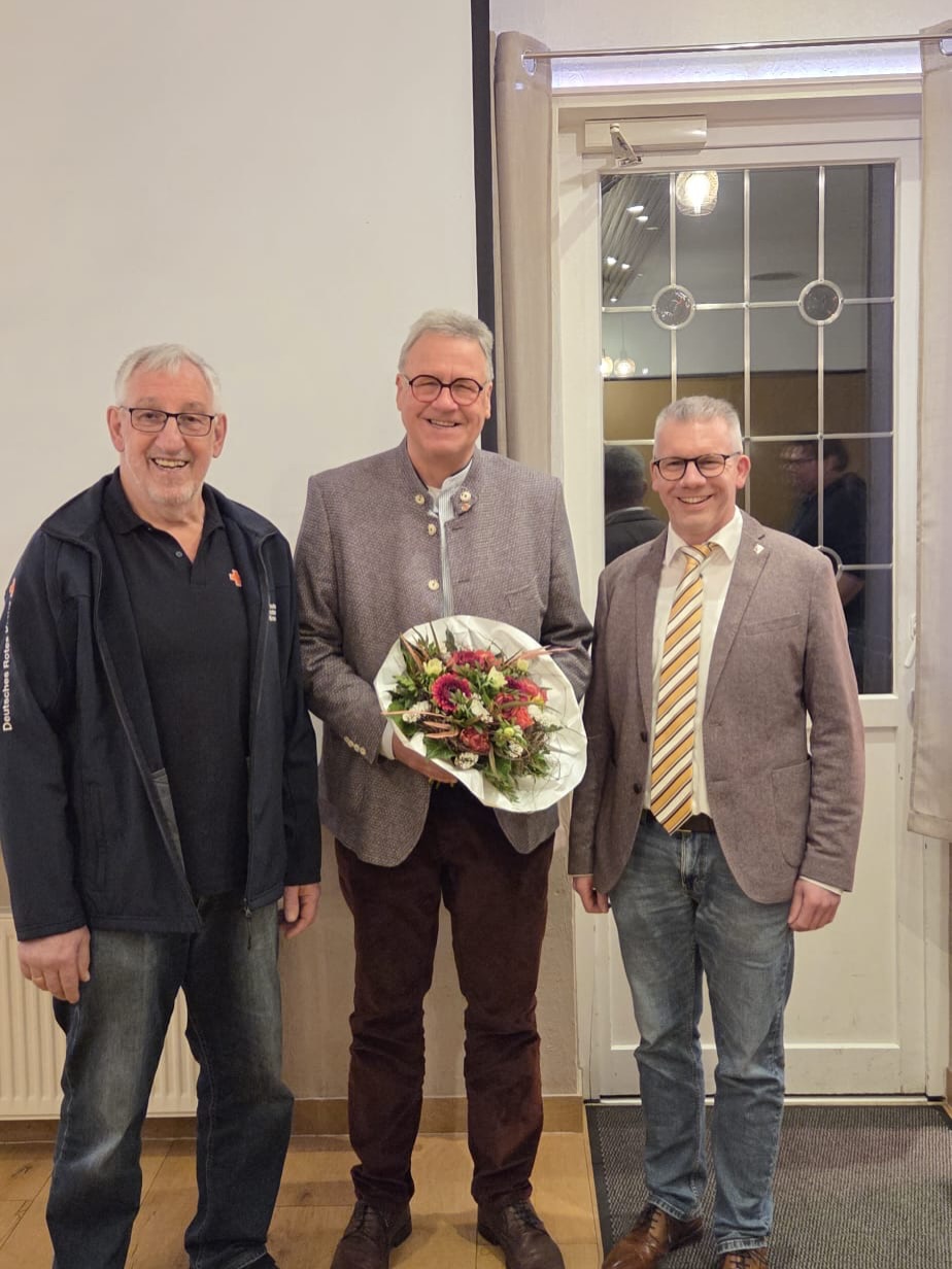 Unser Gummersbacher Kreistagsmitglied und 2. stellvertretender Landrat Harald Langusch aus Berghausen engagiert sich seit Jahrzehnten ehrenamtlich in unserer Heimat im Sport, in Gesellschaft und Politik 💪 Weniger bekannt ist seine permanente Bereitschaft zur freiwilligen Blutspende beim Deutschen Roten Kreuz. Bereits seit dem Jahr 1976 stellt Harald Langusch sein Blut regelmäßig während der Blutspendetermine in den Ortsverbänden des Oberbergischen Kreises zur Verfügung 🩸 Im letzten Jahr war die 175. Blutspende fällig. Diese überaus seltene Ereignis wurde anlässlich einer vom Ortsverband DRK Lindlar durchgeführten Ehrung für weitere Vielspender besonders gewürdigt 💯Die Ehrung wurde durchgeführt vom Vorstand des Ortsvereins Lindlar um Rolf Braun. Der Bürgermeister von Lindlar Sven Engelmann wohnte der Veranstaltung bei, bedankte sich bei den Vielspendern, die mit jeder Spende mehrfach Menschenleben retten 🙏 Den Dank als Spender gab Harald Langusch in seiner kurzen Stellungnahme an die fleißigen Helferinnen und Helfer der Ortsverbände weiter, denn ohne fürsorgendes Engagement über Betreuung und Bewirtung im absoluten Ehrenamt am Spendertag ist keine Sicherstellung eines ordnungsgemäßen Termins möglich 🫶🏼 Er ermunterte die Anwesenden Spender, im Wahrnehmen des nächsten Termins nicht nachzulassen und weiter zu spenden und weitere Menschen zu begeistern, immer gemäß dem Motto: es hat überhaupt nicht weh getan💉😉