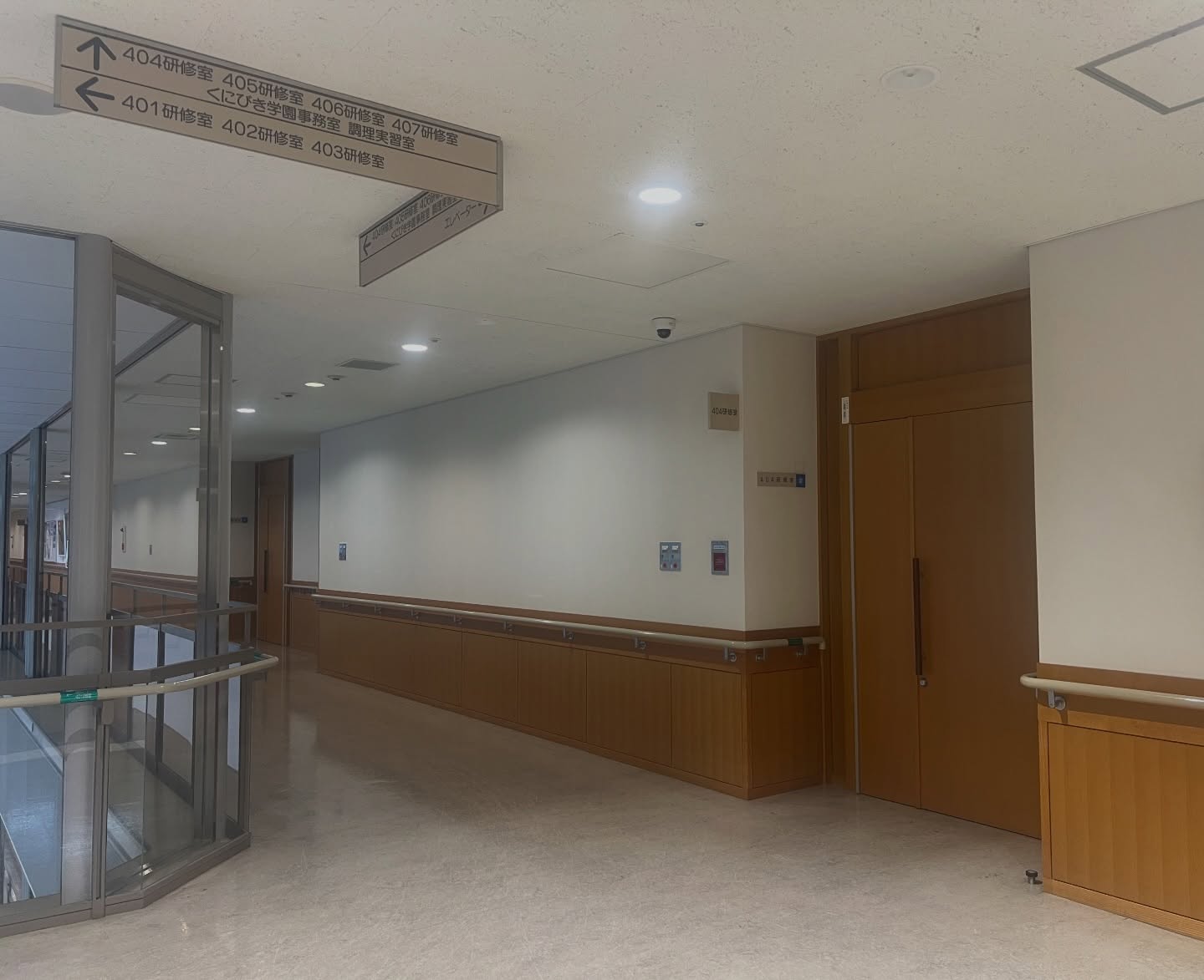 「姿勢」と「歩き方」講座
先日松江で市民の方にお話させていただきました👣
健全な身体を目指して
健康やライフパフォーマンス向上のため
健康経営のため
スポーツパフォーマンス向上のため
それぞれの目的に関係する
「姿勢」
「歩き方」を
実践
リセットポイント交え
足
靴
インソール
が及ぼす影響も欠かせず👣👞
開催にあたり御尽力下さった皆さま、ご来場の皆さま(遠くは大田市から‼︎)
ありがとうございました😊
日常のささいなことを丁寧に
自然と
勝手に
気付けば
体がご機嫌になっている
#オーダーメイドインソール
#手作り
#日本製
#ボディメイクスタジオ“スプリット”
#既製品をオーダーメイドと言わないで