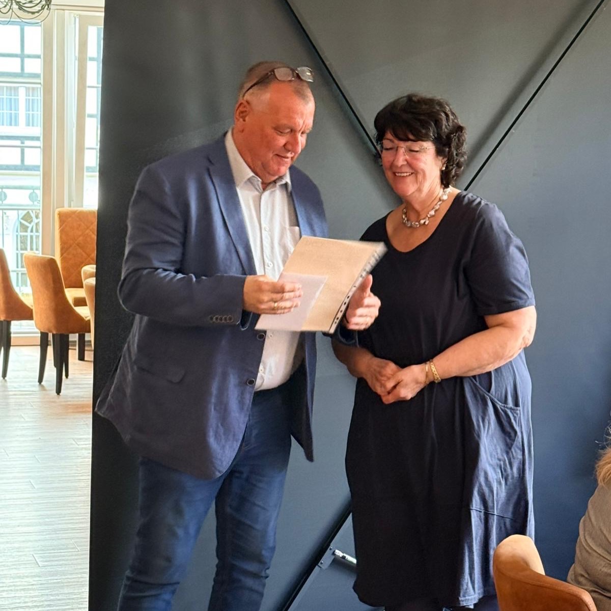 Bärbel Frackenpohl-Hunscher zweite Ehrenvorsitzende der Gummersbacher CDU-Fraktion💯🫶🏼
Wie jedes Jahr traf sich die erweiterte Gummersbacher CDU-Stadtratsfraktion zur Beratung des städtischen Haushalts. Dazu ging es traditionsgemäß zur Klausurtagung ins Hotel Stremme in der Becke.
➡️ Im Mittelpunkt der politischen Arbeit stand die akribische Durcharbeitung des HH-Entwurfs in all seinen Facetten. Der aktuelle Verwaltungsvorstand aus dem Gummersbacher Rathaus, Bürgermeister Raoul Halding-Hoppenheit, 1. Beigeordneter und Baudezernent Jürgen Hefner und stellvertretende Kämmerin Katharina Klein hatten sich bereit erklärt, zusammen mit der Fraktion noch nicht ausreichend geklärte Sachverhalte zu besprechen.
Neben der eher trockenen Arbeit mit Haushaltszahlen und kommunalpolitischen Themen gab es aber auch einen weiteren wichtigen Programmpunkt. Nachdem vor einiger Zeit schon Karl-Otto Schiwek für seine langjährigen Verdienste um die CDU-Fraktion mit dem Status eines Ehrenfraktionsvorsitzenden ausgezeichnet wurde, erhielt auch die langjährige Stadtverordnete Bärbel Frackenpohl-Hunscher diese Wertschätzung seitens ihrer alten Fraktion und wurde zur ersten weiblichen „Ehrenfraktionsvorsitzenden“ gekürt. 👏
Ebenfalls nach langen Jahren der Mitarbeit in der CDU-Stadtratsfraktion wurden mit herzlichen Worten und einem Geschenk die Kolleginnen Ute Fritz-Schäfer, Christine Stamm sowie der Kollege Jan Simons verabschiedet.
Danke für Euren unermüdlichen Einsatz für die Fraktion und für unsere Stadt Gummersbach!💯