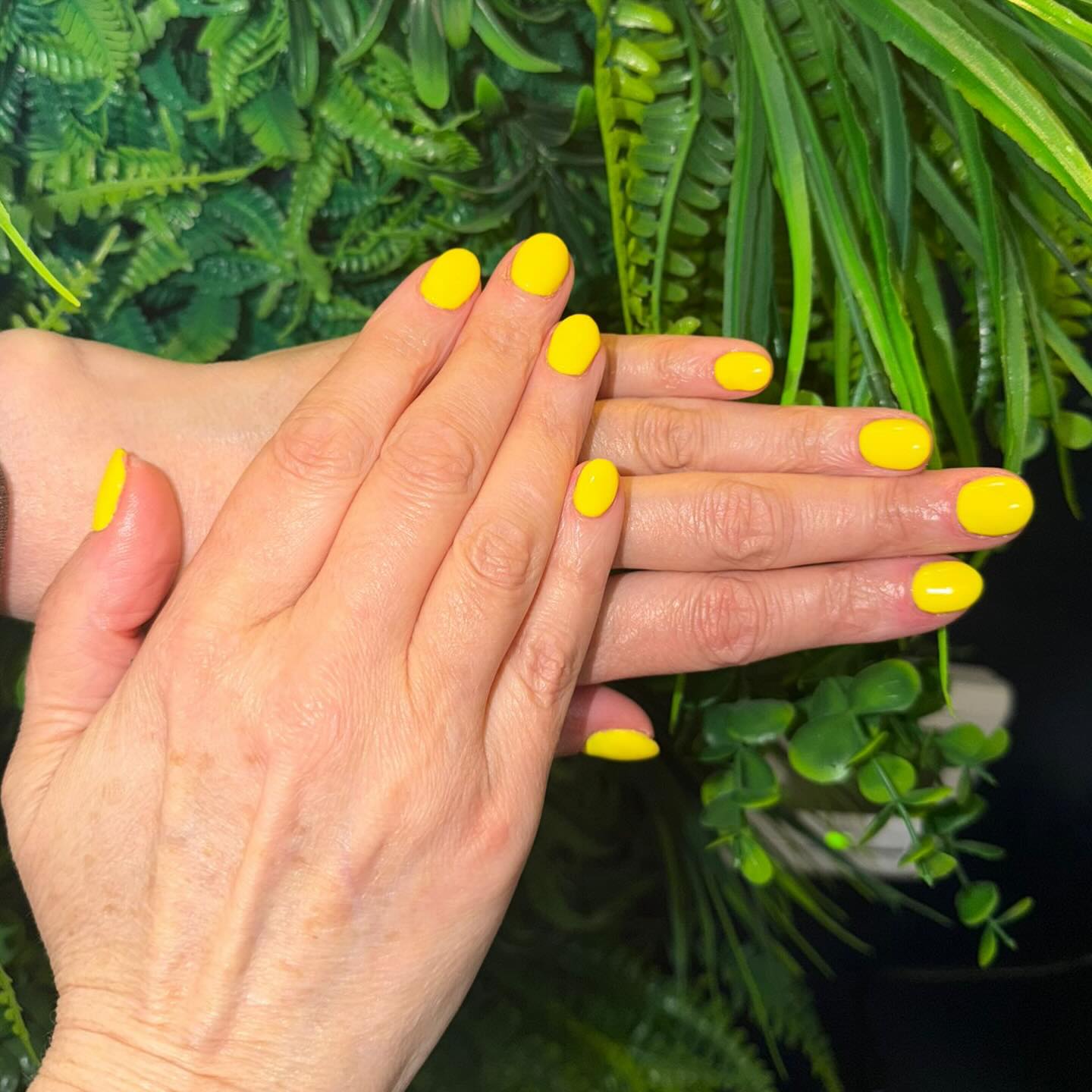 Sunshine at your fingertips 🌼✨
Spring-ready in the happiest shade of yellow, these nails by senior beautician Jemma are bringing all the fresh, feel-good vibes. 💛🌿