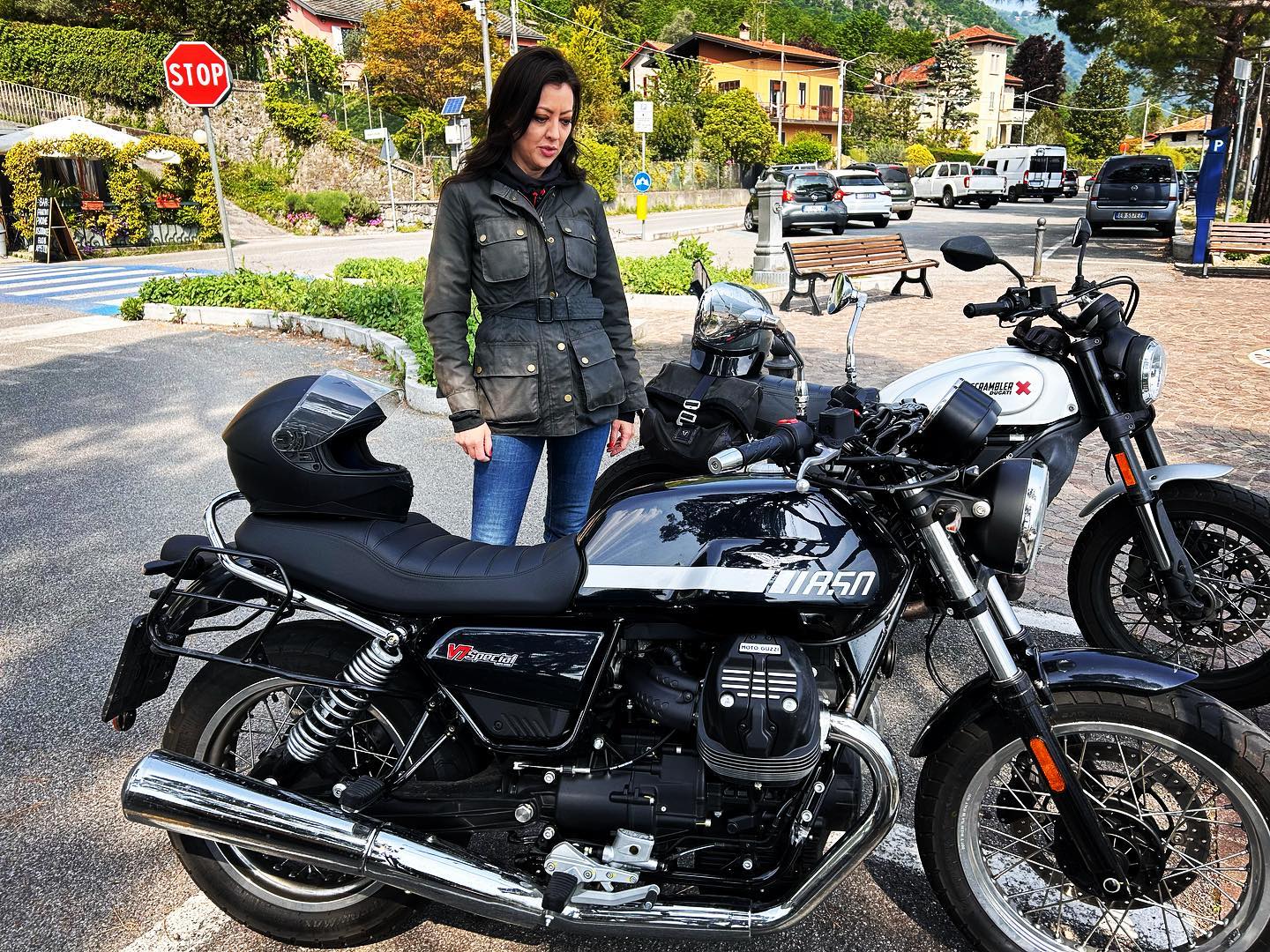 The girl and the Guzzi (Oil panting on canvas - 2023). Tara is an experienced rider who loves the iconic V7. We spent a great day around the lake, touching secret and less secret spots. Thank you @taratrekstheglobe for such a beautiful day.
#lakecomomotorbike #lakecomoitaly🇮🇹 #comolake #motoguzzi #motoguzziv7 #motorcycletouring