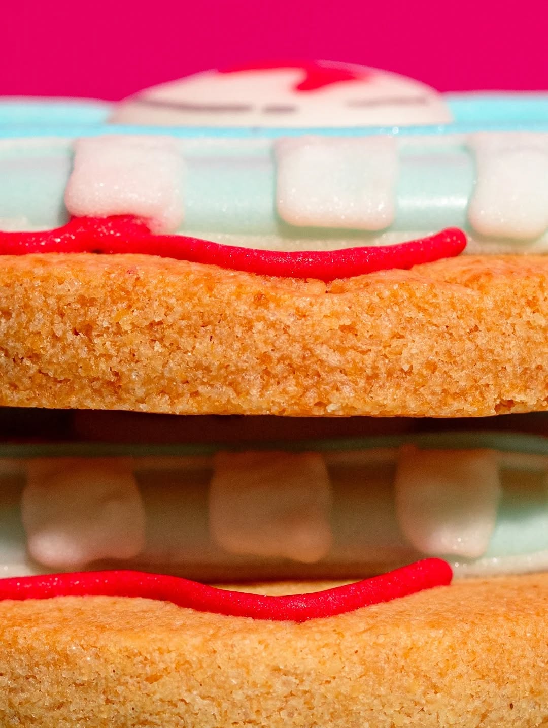 On dirait les dents d'elmo mon biscuit 🤣 (qui a la ref' ? Et qui d'ailleurs sait donc que toutes les peluches de ce show n'ont aucun chicot ?)
En tout cas, ma passion texture a été assouvie avec cette photo trop MIAM de @kafeephotography 😍
Pour voir les coulisses de cette co-creation rdv dans la post juste avant 🥰
#photoculinaire #photographiefood #biscuitdecorating #miamphotographer #culinaryphotography