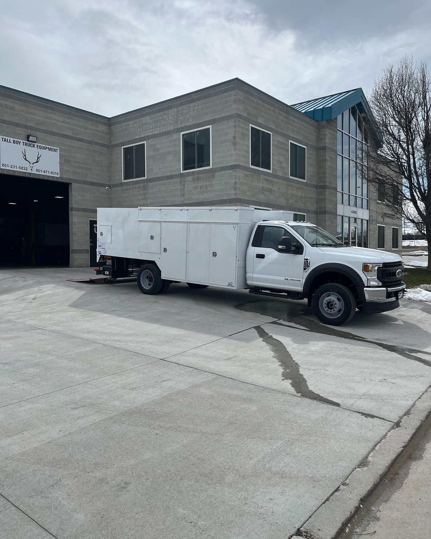 Dakota Aluminum Saw body with the Dhollandia cantilever liftgate.
