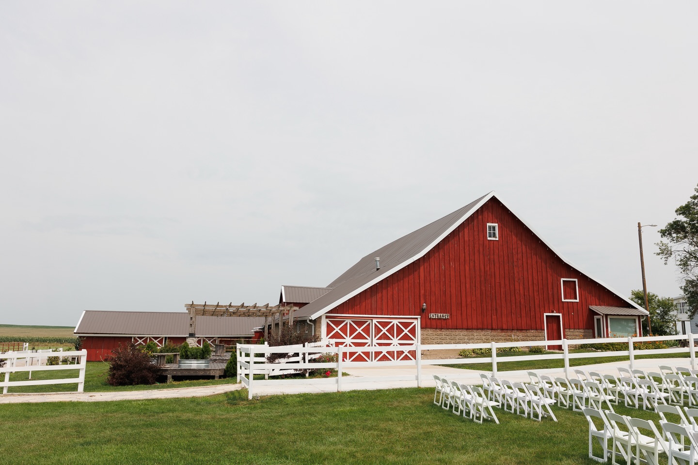 Warmer weather gets us excited for wedding and event season!✨🤩
Now is the perfect time to come and visit the Rustic Rose! Message us today to set up your tour!🥰 We’d love to meet you!
The Rustic Rose Barn is the perfect setting for any type of event! Explore our website and social media to see photos from past events/weddings to envision what your special day could look like! 🥹
📸 photography |
@janaewithacamera
@emilyhildrethphotography