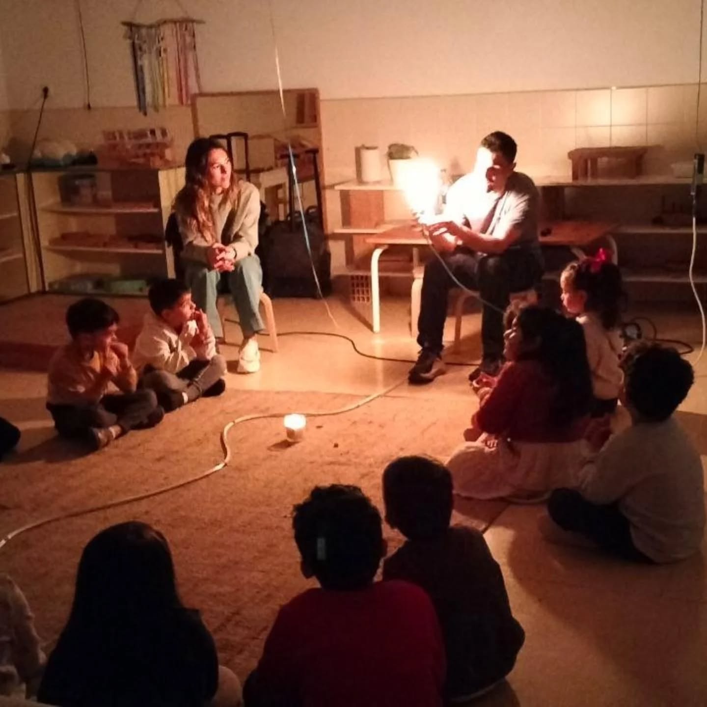 Taller de llum i electricitat🔌💡.
Aquest mes hem viscut una experiència molt especial a l'escoleta amb el taller de llum i electricitat.
El pare d'en Macià ens ha transmès la seva passió pel seu ofici i ens ha conduït per un viatge fantàstic a través de la llum. Començant pels seus inicis, amb la primera llum utilitzada per l'home, el 🔥 ,fins el dia d'avui on comptam amb els llums LED de darrera generació. Tot passant pels temps de les bombetes💡, la invenció dels primers LED amb només dues tonalitats (verd i vermell) i la importància del descobriment de la llum blava, essencial per tota la tecnologia visual actual.
Volem donar les gràcies a na Joana Maria i en Macià per compartir amb nosaltres els seus coneixements i ajudar-nos a entendre aquest fenòmens d'una manera tan propera i enriquidora.
Els infants han gaudit molt manipulant materials, fent hipòtesis i sorprenent-se amb cada descobriment.
Gràcies per fer possible aquests aprenentatges tan significatius!! 💛