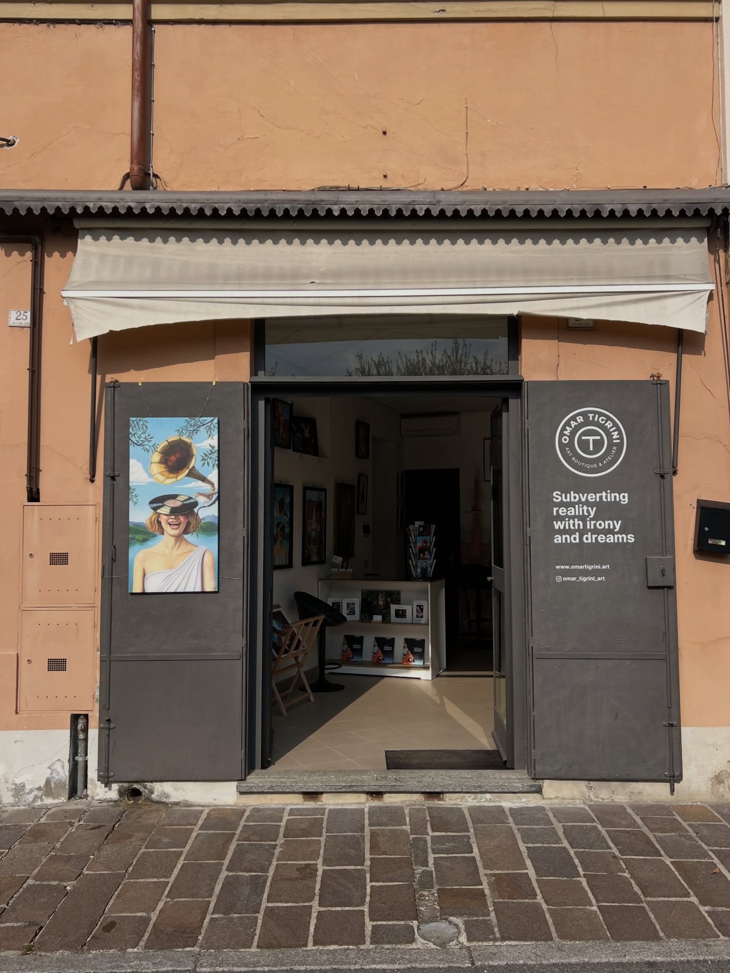 Grazie a chi è passato a trovarmi e a chi ci è stato con il cuore. ❤️ Mi avete dato la carica per affrontare questa nuova avventura con ancora più entusiasmo!
Questo weekend un po’ di riposo dopo tanta fatica.
Vi lascio@con qualche foto dell’atelier e ci si rivede a partire da martedì.
🕒 Orari di apertura
Da martedì a sabato
10:00-13:00 / 15:30-19:00