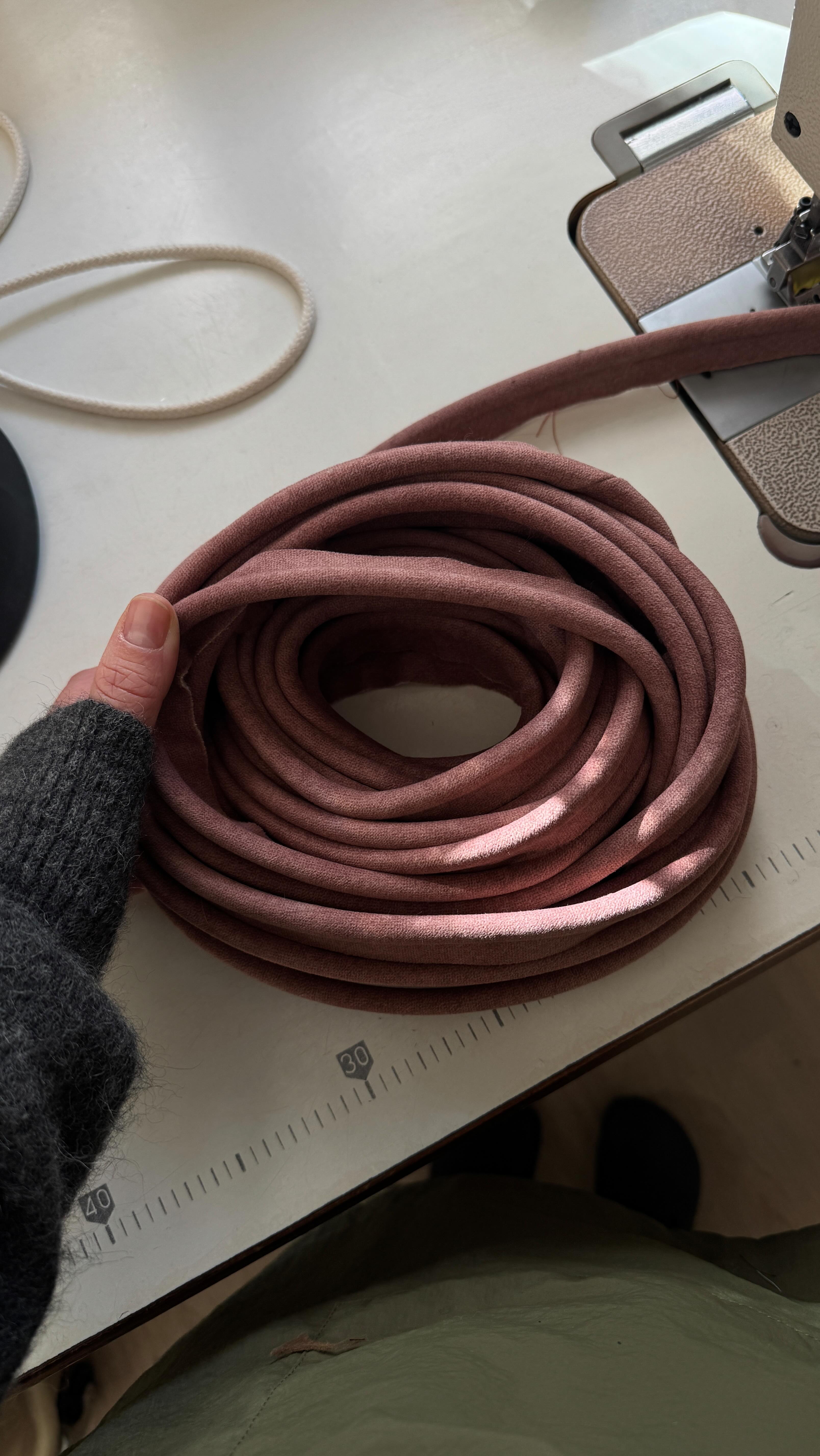 Hai cu mine în atelier să îți arăt cum fac de la zero un paspoal pentru o tăblie de pat personalizată de 3 metri.
Cred mult în munca handmade, făcută în România, și în micii antreprenori.
Hai să susținem ce se produce aici și să ne ajutăm economia, alegând lucruri făcute cu responsabilitate, nu doar ieftinituri comandate fără cap, care nu aduc nimic înapoi comunității noastre 🤍