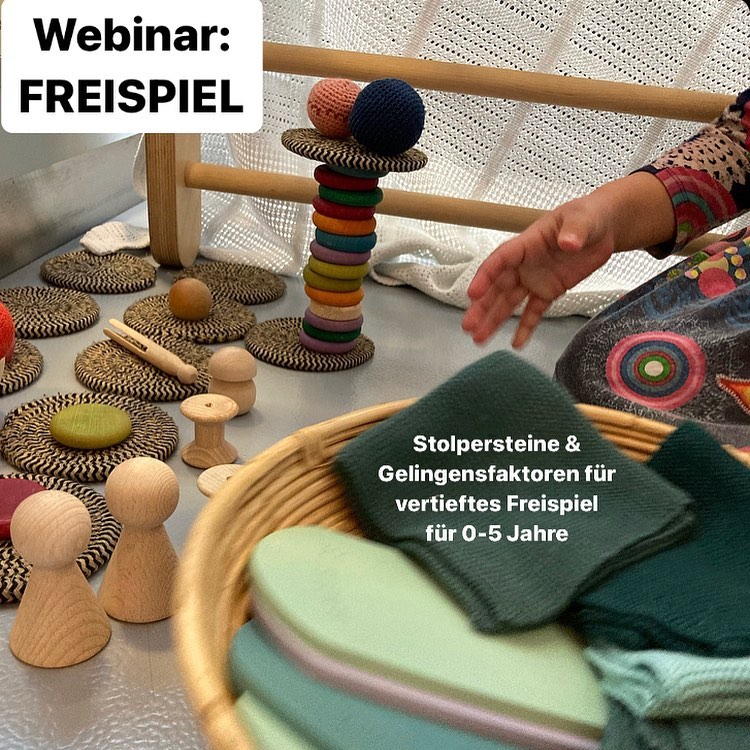WEBINAR für Eltern und Fachpersonen
Stolpersteine & Gelingensfaktoren für vertieftes Freispiel für Kinder von 0-5 Jahren
🌱 Warum ist das Freispiel für zufriedene Kinder und einen gelassenen Familien-und Kitaalltag sooo hilfreich? Stichwort: Selbstwirksamkeit
🌱 Warum lohnt es sich bereits ab der Geburt Freispiel-Wissen zu haben? Stichwort: Gewohnheit
🌱 Wie findet ein Kleinkind/Vorschulkind besser ins Freispiel, falls es damit Mühe hat? Stichwort: Gewohnheiten ändern
🌱 Und vor allem wie kannst du mit deinem Verhalten das vertiefte Freispiel des Kindes begünstigen?
Stichwort: Zurückhaltung
Antworten zu diesen Fragen und zu ganz individuellen Spiel-Herausforderungen des Kindes bekommst du bei unserem Webinar via Zoom.
Das Webinar gebe ich gemeinsam mit meiner lieben Kollegin @erika_leuenberger .
Ihr könnt von unseren (gemeinsam) 18 Jahren Erfahrung mit Freispiel im ENTDECKUNGSRAUM profitieren!
Wie Freispiel aussehen kann (!), seht ihr in den Fotos vom Post.
📆 Der nächste Termine ist auf meiner Website zu finden (Link in Bio).
Inkl. Handout!
Anmeldung jetzt möglich (Link in Bio).
Herzlich Willkommen!
Wir freuen uns auf euch!
Erika & Lisa
@erika_leuenberger
@lisaschulze_com
#freispiel #freeplay #jeulibre #openendedtoys #pikler #piklerpädagogik #familie #kinder #kindergarten #kita #spielgruppe #schweiz #biel #bern #familybern #entdeckungsraum #entdeckungsraumbern #entdeckungsraumbiel
Spielt dein Kind gerne vertieft für sich alleine?