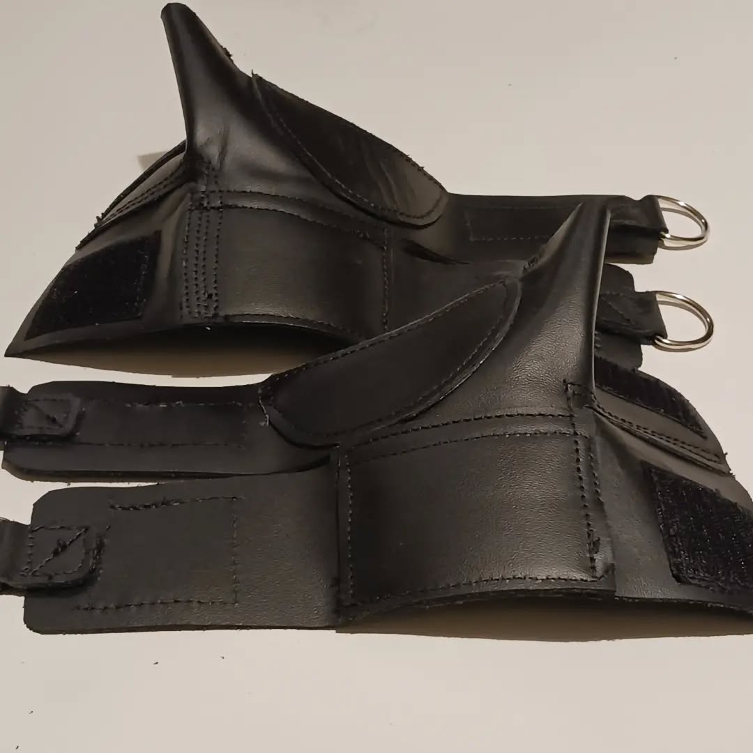 Another pair of custom gloves finished & sent off to a customer!!
#wheelchair #wheelchairgloves #leather #abilitynotdisability #workingfromhome