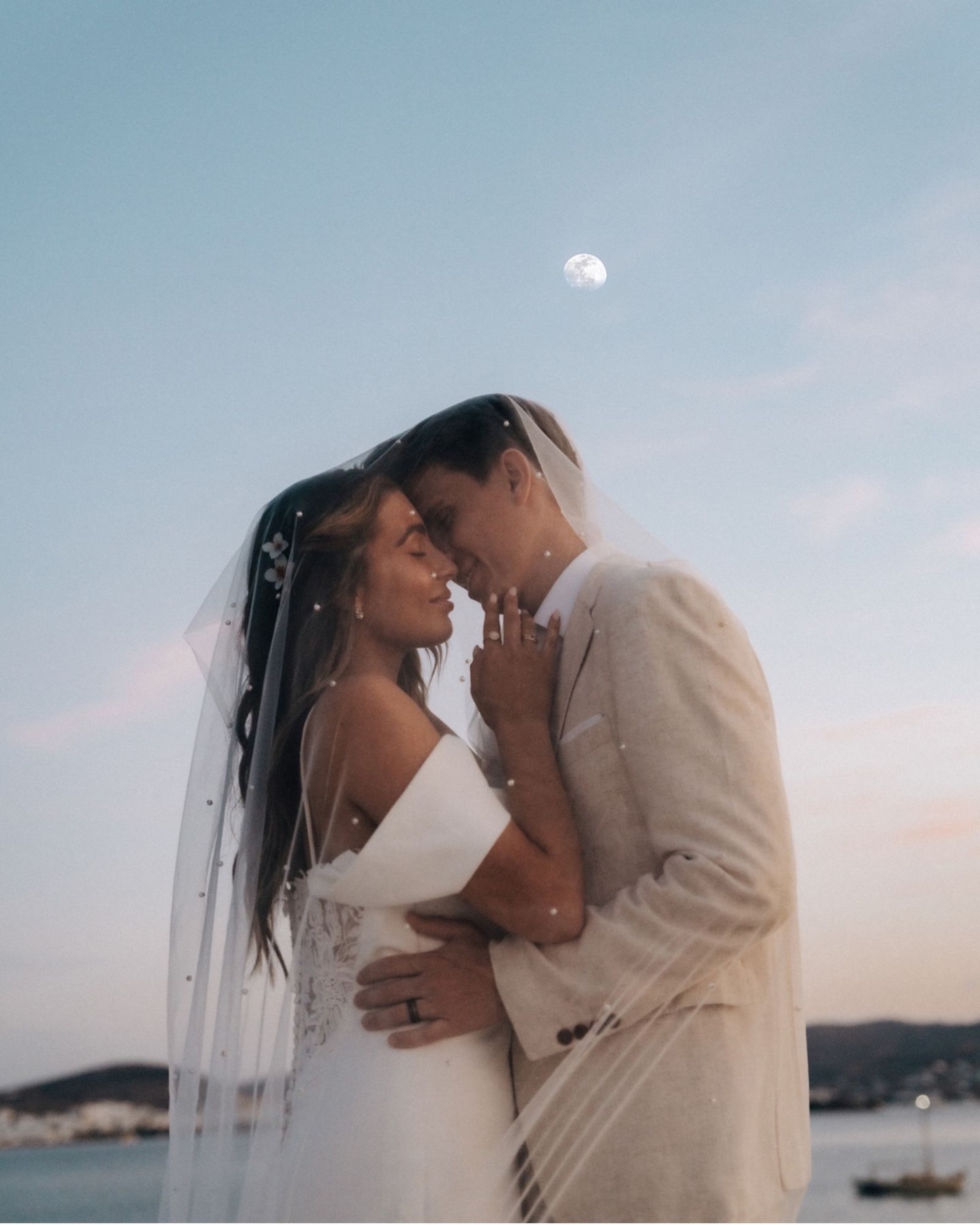 Moonlit whispers, tender kisses, a love story penned by the night sky. 🌔·
·
Florals @chaniotis.the_flower_workshop
Wedding gown @timeless_bridal_boutique
Jewelry @simplyswankyeg
Host @wandering.retreats
.
#photographylovers #photographysouls #europeweddingphotographer #europewedding #destinationweddingplanners #destinationwedding #destinationweddingphotographer #weddingphotographer #elopementphotographer #frenchphotographer #editorialwedding