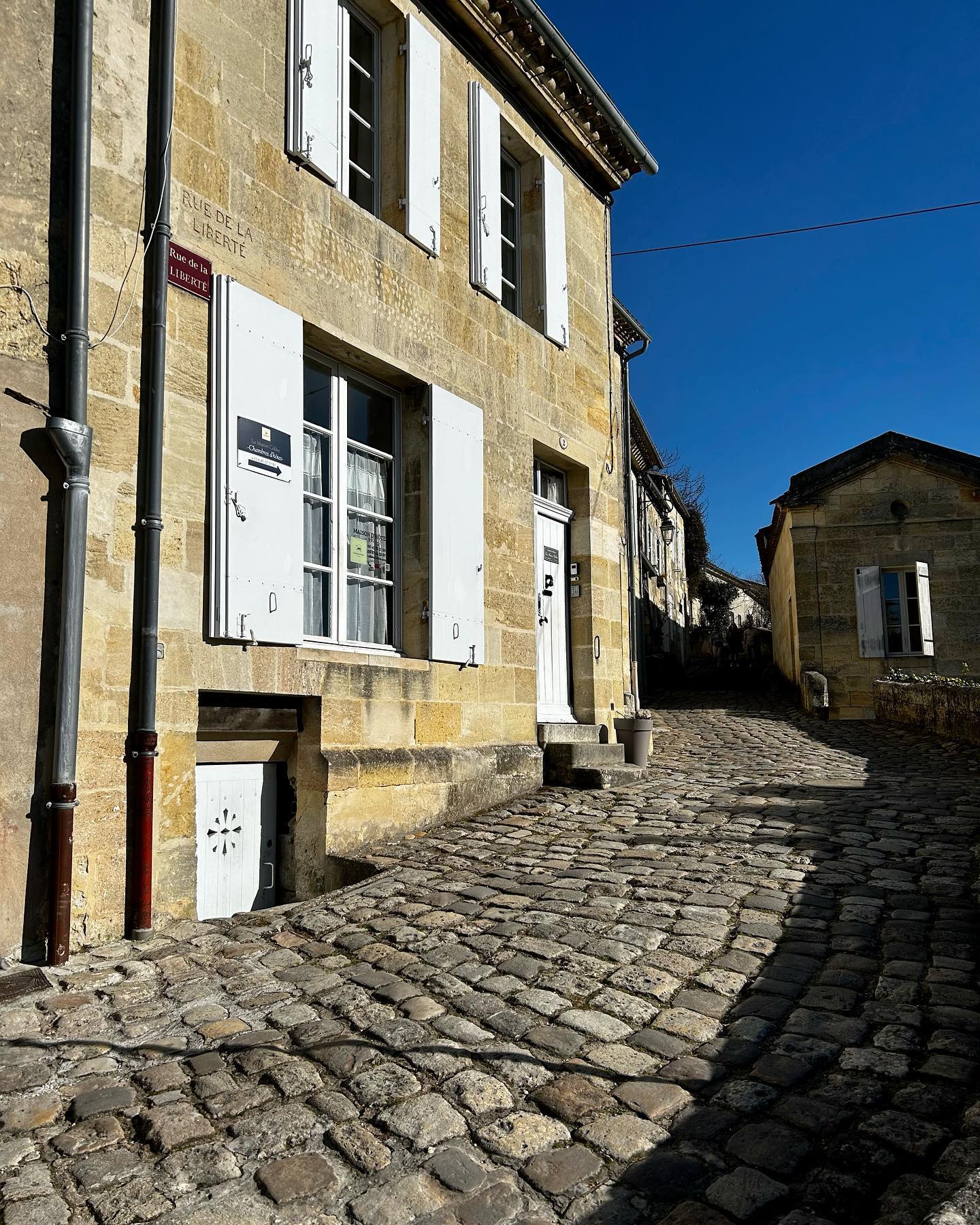 Saint Emilion under the blue skies of February. Always charming to wander around this wine town. #saintemiliontourisme #saintemilion #france #vin #wine #gironde #girondetourisme #visitsaintemilion #bordeaux #southwestfrance