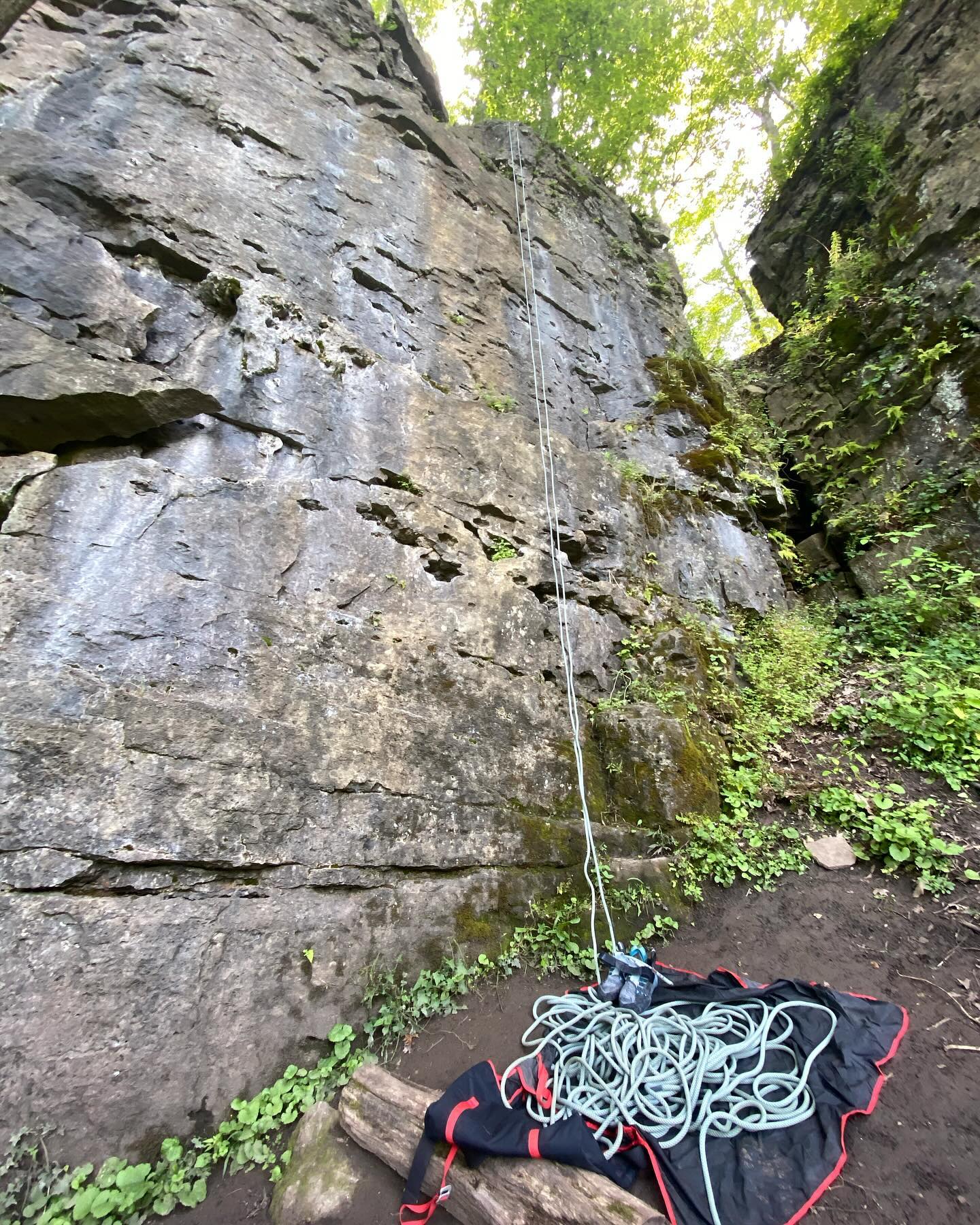 The Turtle on a Friday afternoon in July (2023) was surprisingly not busy and the trees provided nice & cool shade. Sometimes climbing in Ontario can be fun ☺️
